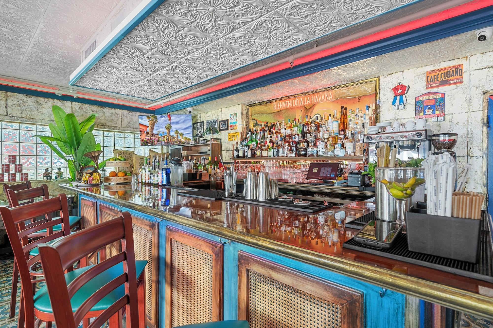 Bar/Salón Miami International by Lowkl