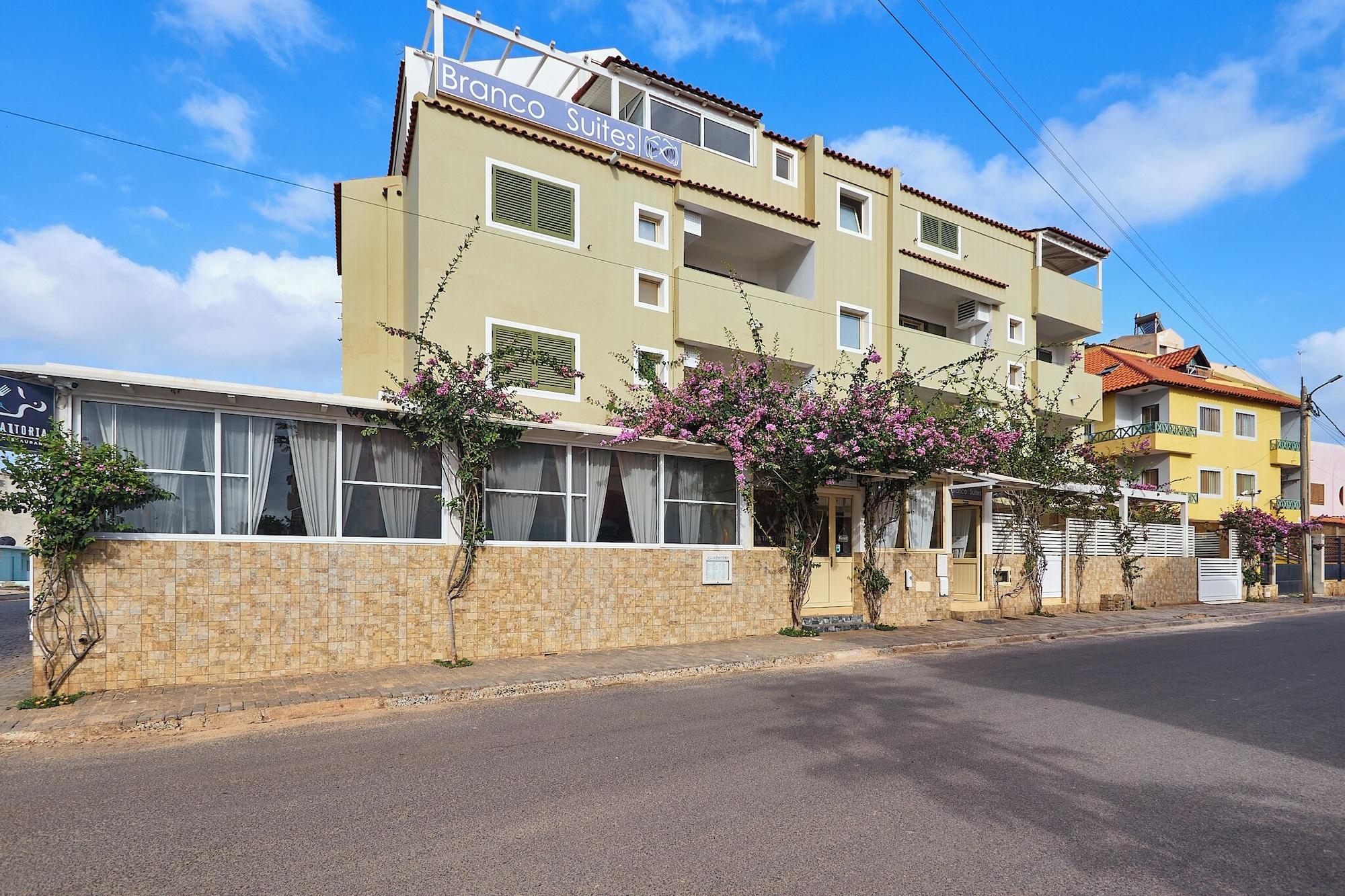 Vista Exterior Branco Suites