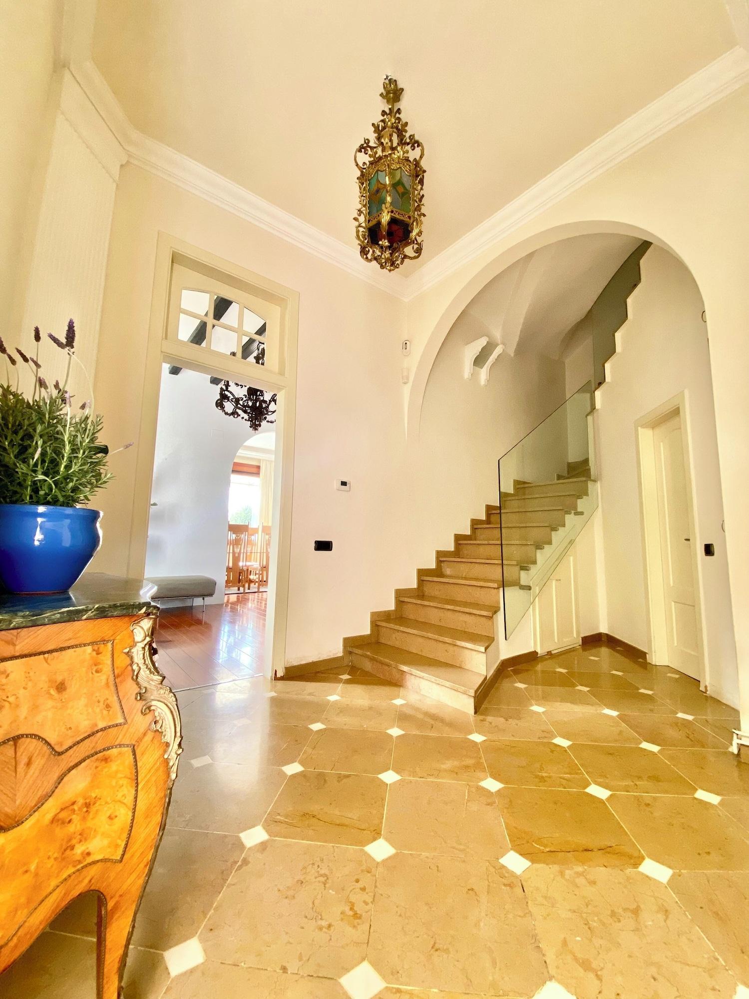 Vista Lobby Spirit of Queen