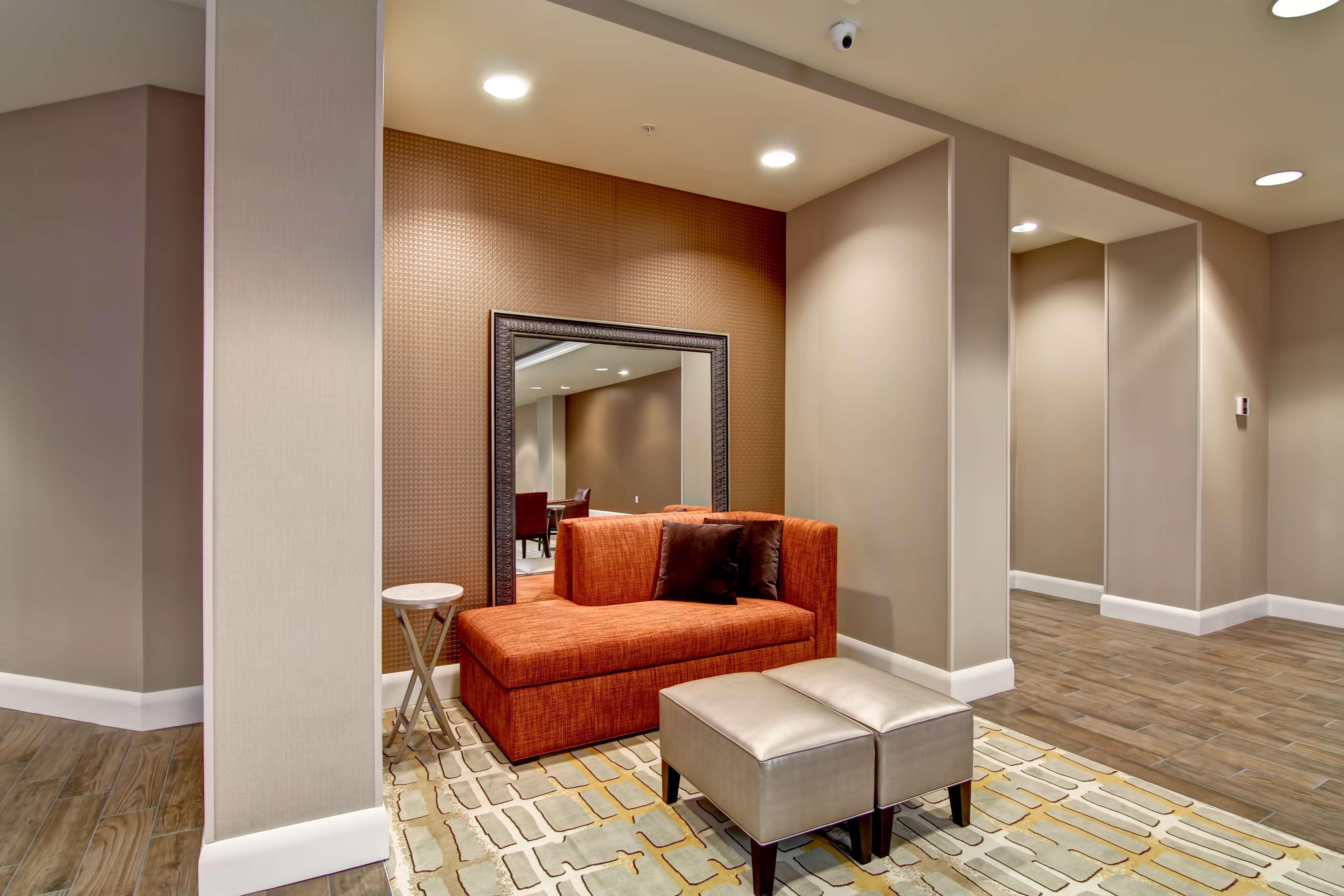 Vista Lobby Hampton Inn & Suites Cincinnati-Downtown