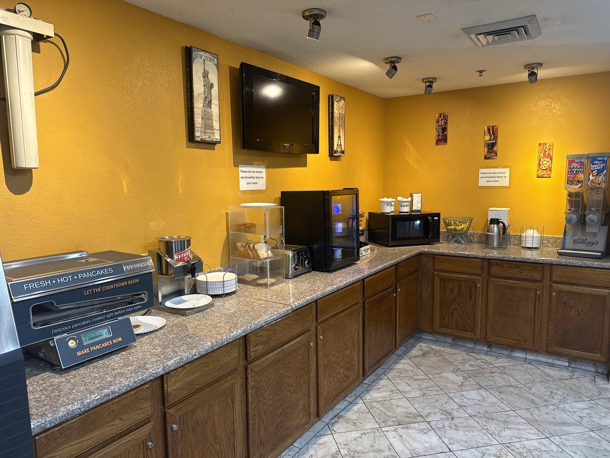 Restaurant Super 8 by Wyndham Irving DFW Airport/South