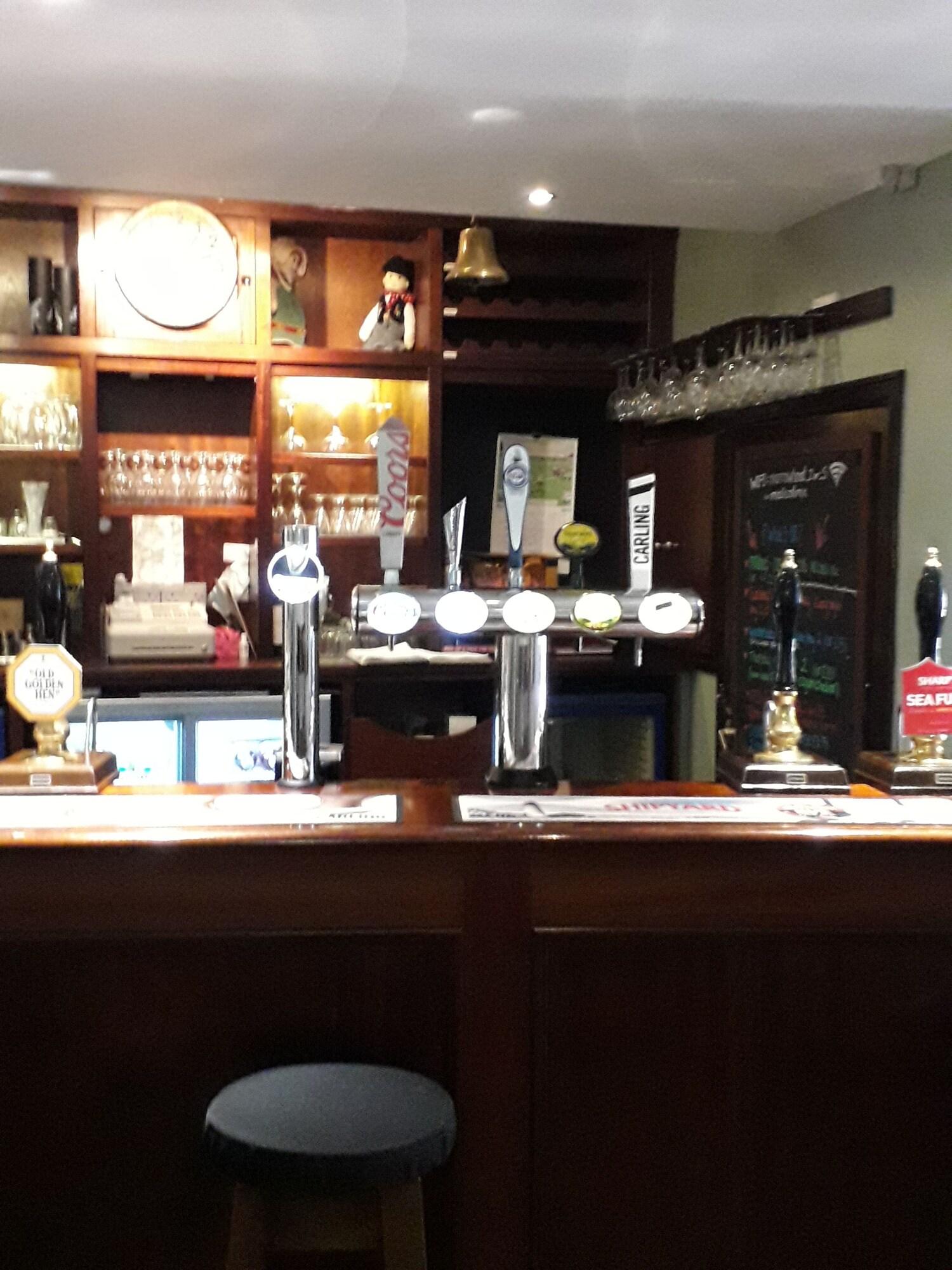 Varios Narrowboat Inn