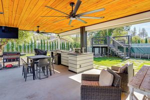 Alquiler Vacacional - Backyard Oasis w/ Hot Tub & Views: Weaverville Gem