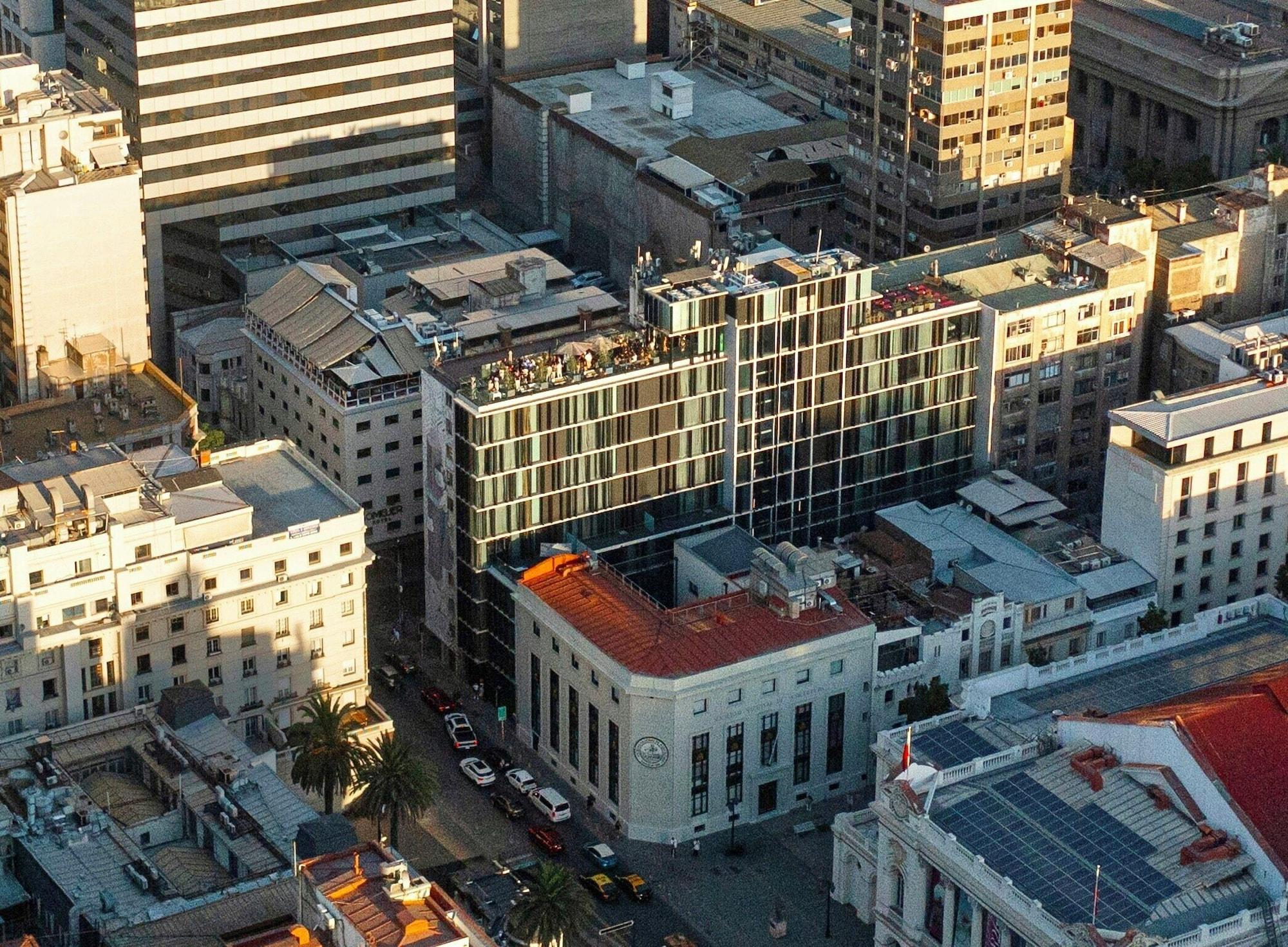 Vista da fachada Debaines Hotel Santiago