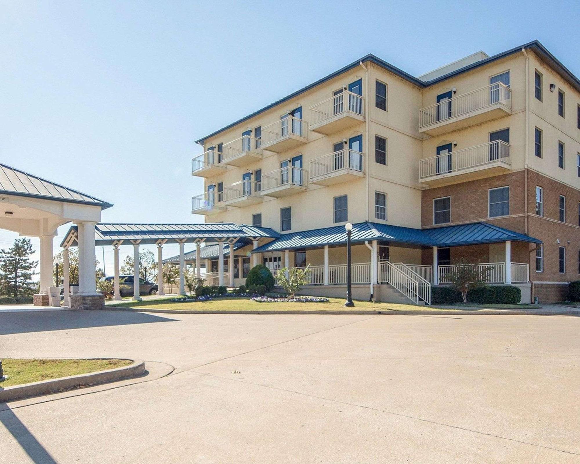 Vista Exterior Quality Inn Tulsa - Downtown West