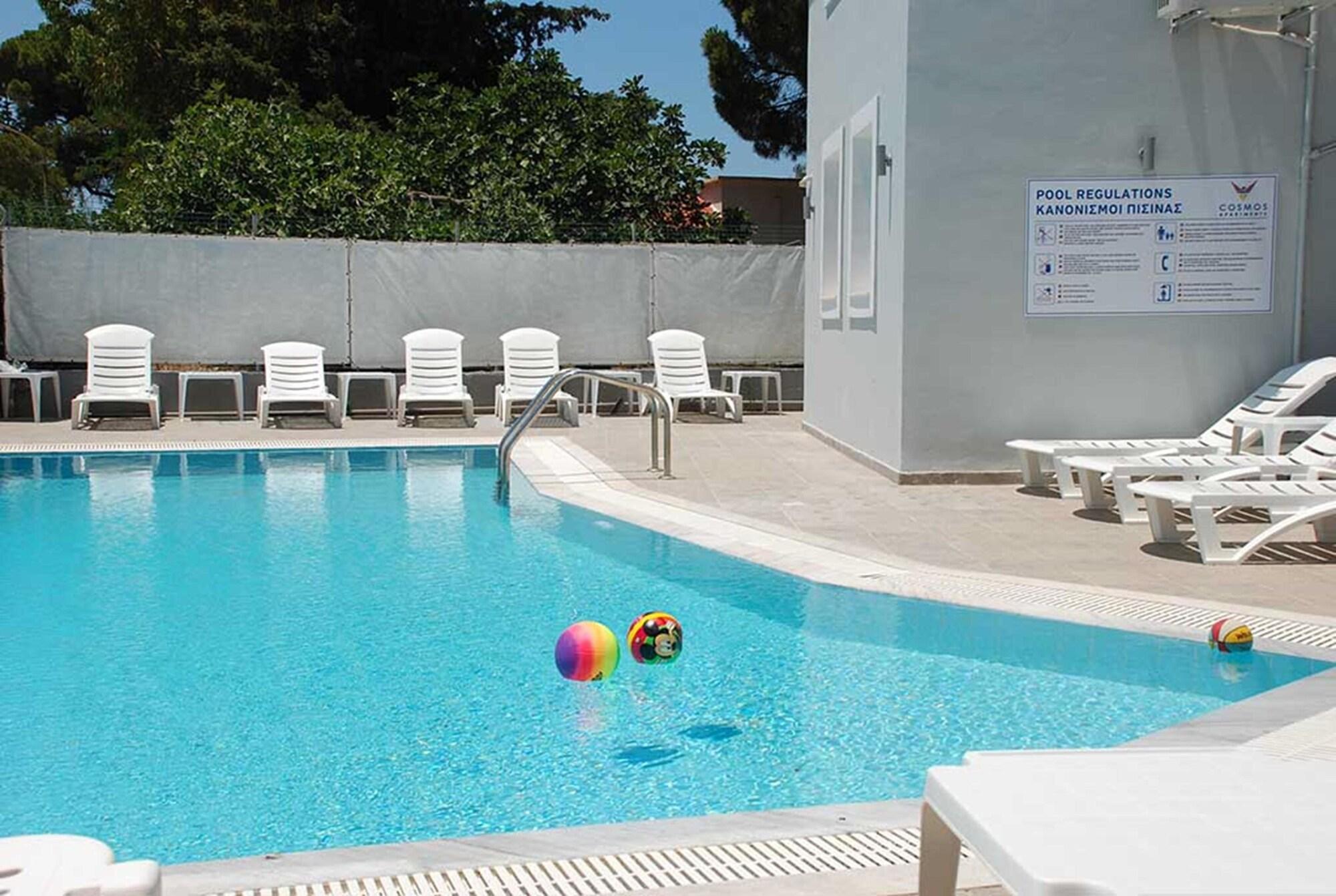 Vista Piscina Cosmos Apartments