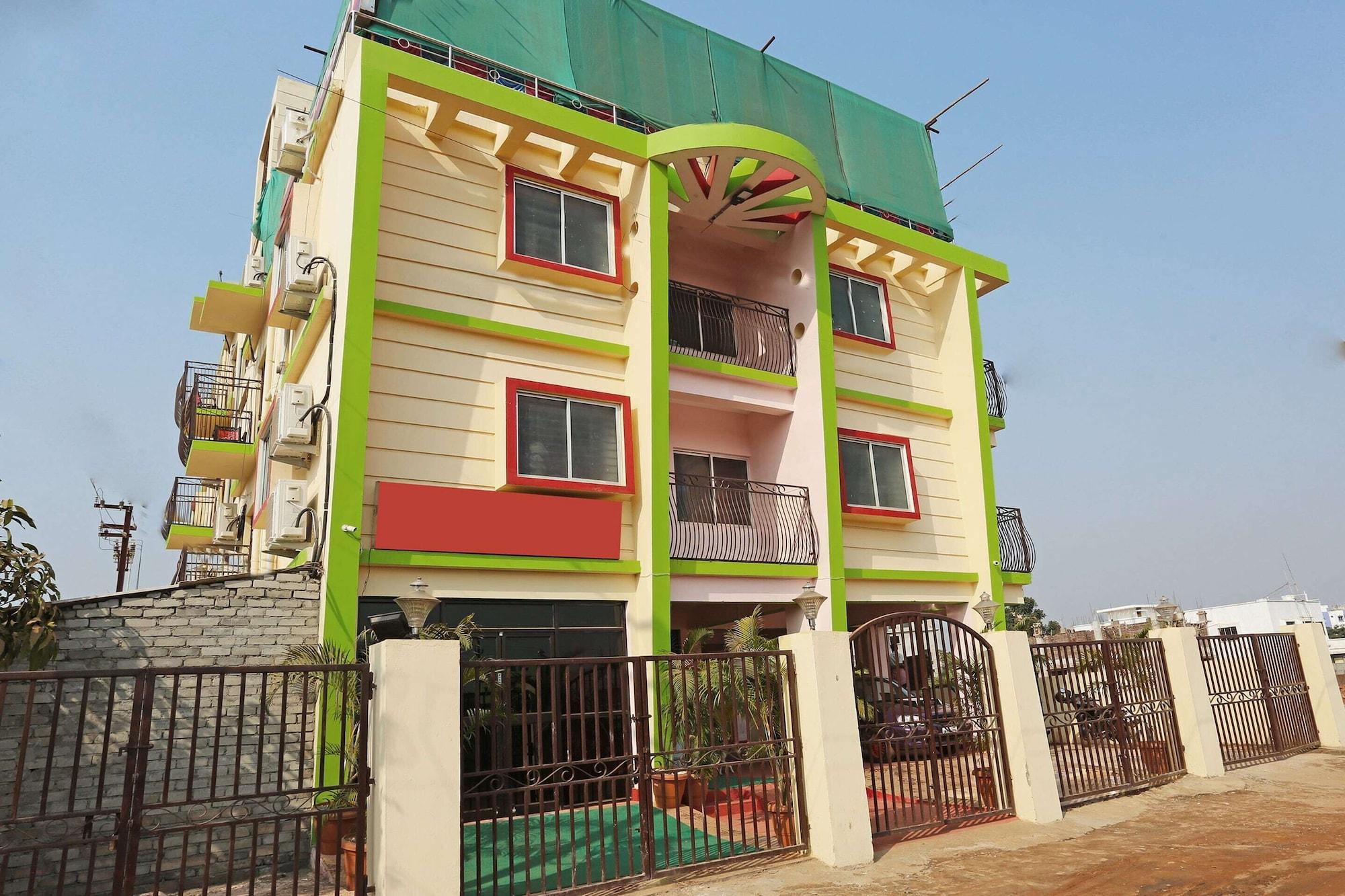 Vista Exterior OYO 10493 MS Residency