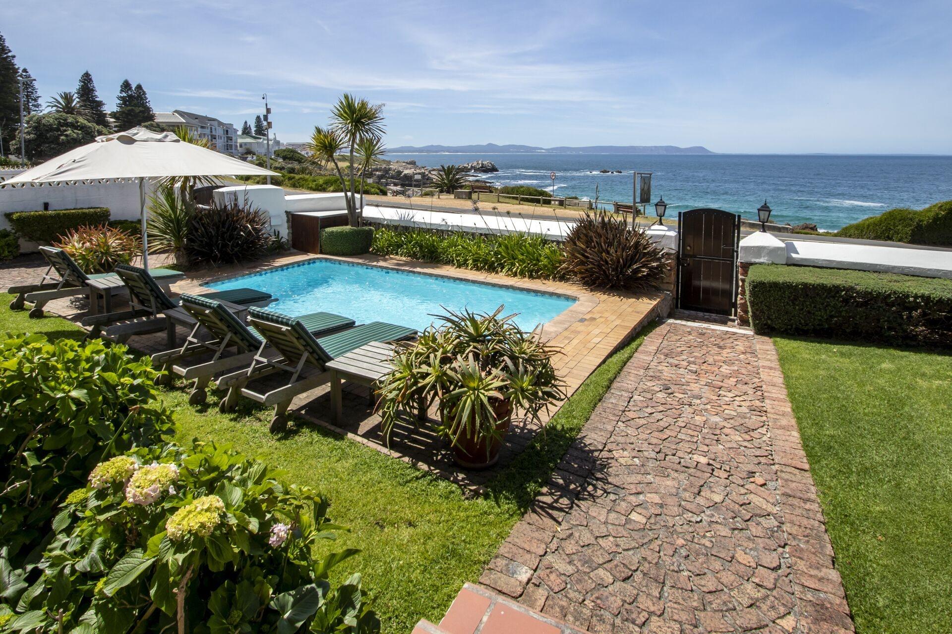 Vista Piscina La Fontaine Guest House