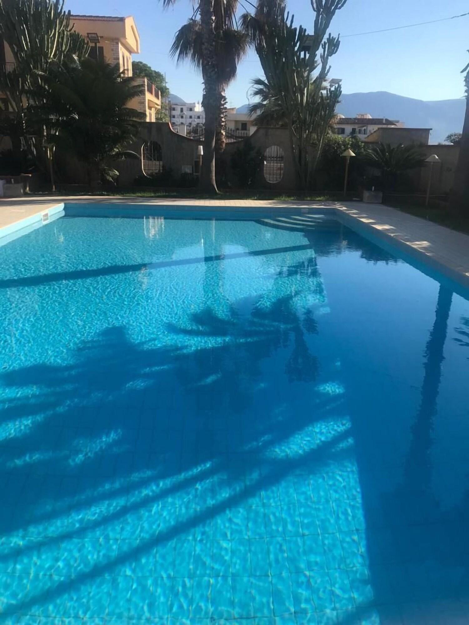 Vista Piscina Villa Seven Palms