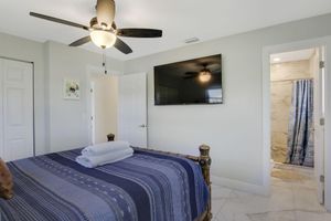 Alquiler Vacacional - Heated salt water-pool & spa, walk to local beach, park, boat ramp, restaurants.