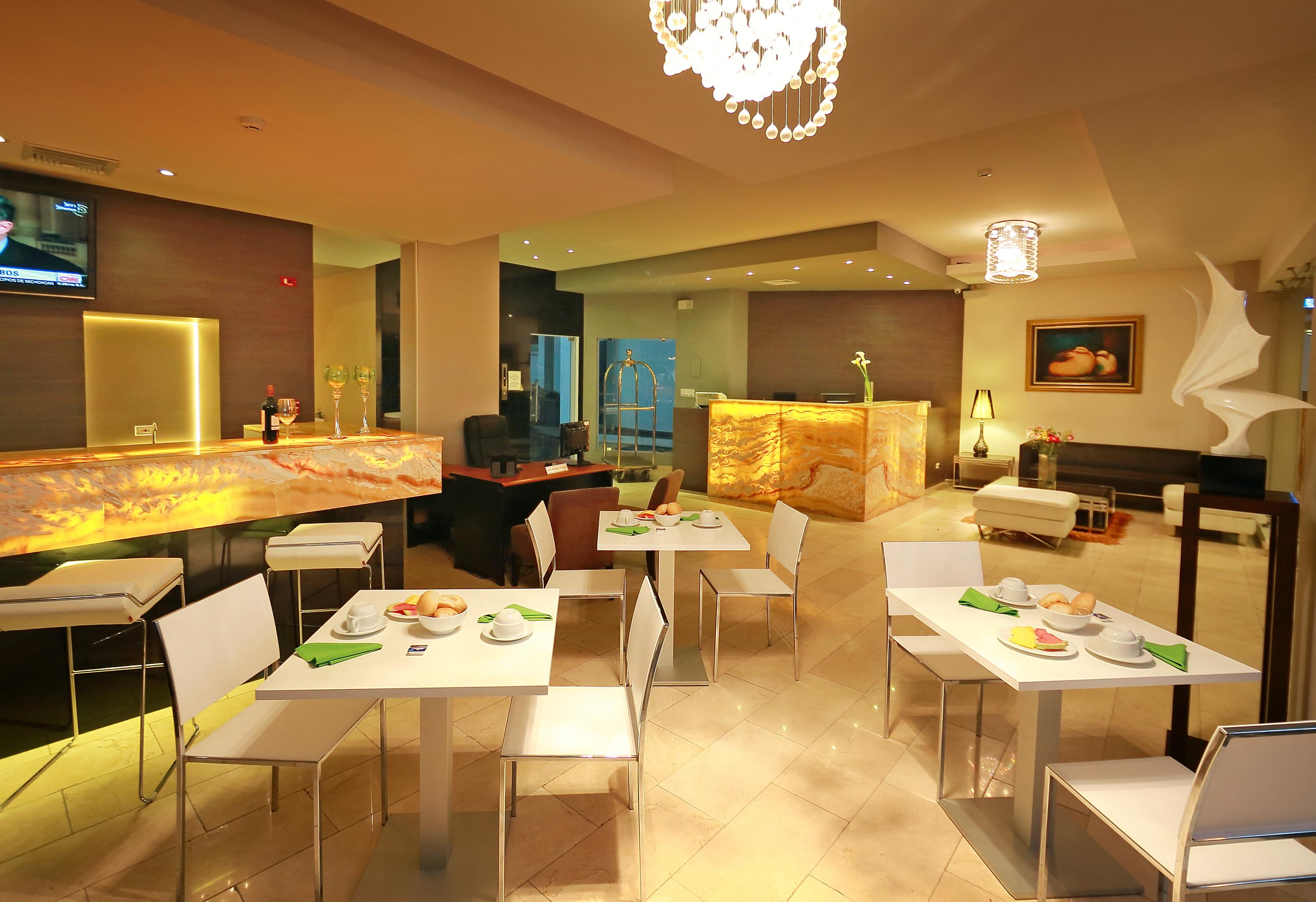 Bar/Salón Hotel Suites Ambassador