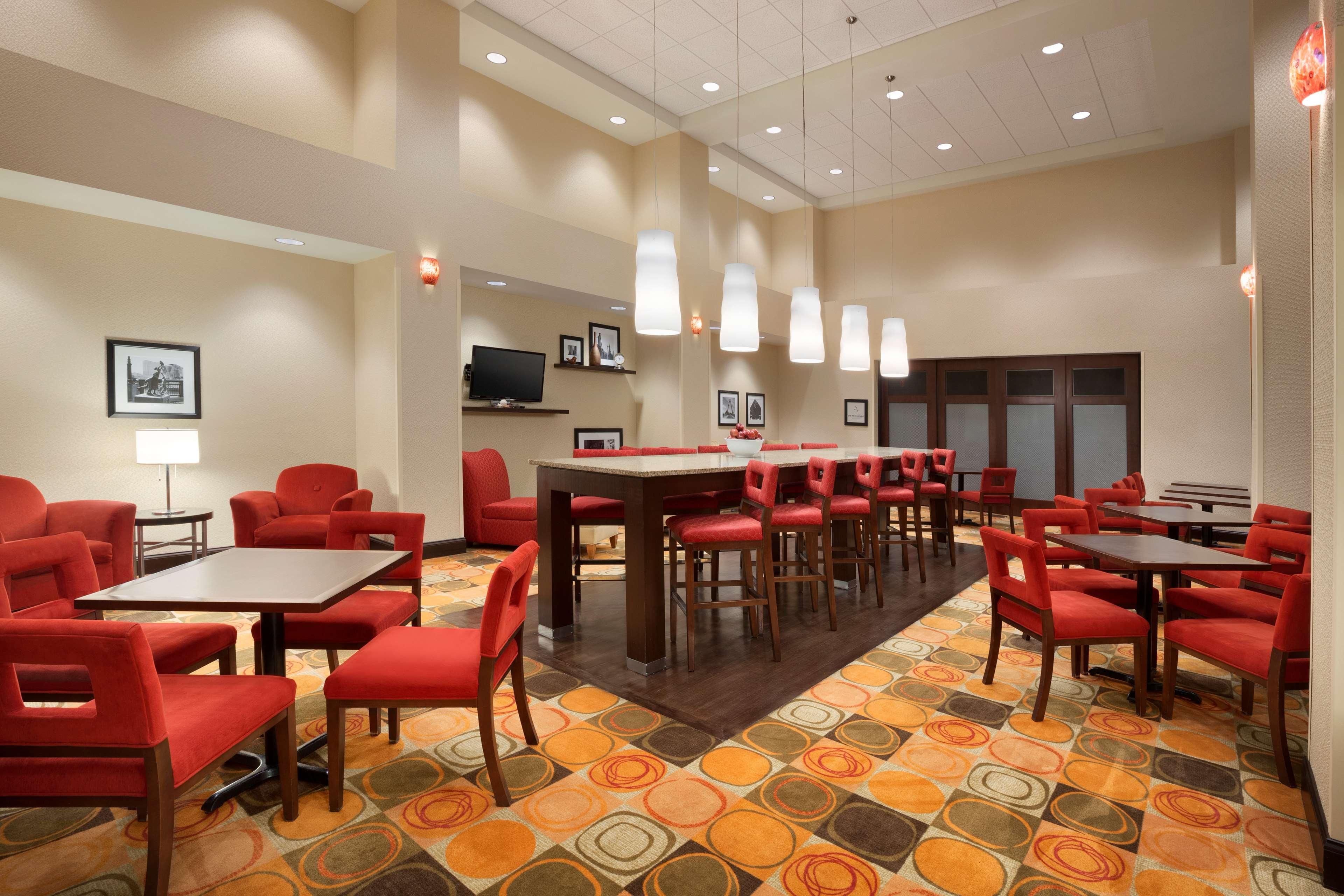 Vista Lobby Hampton Inn & Suites Hartford/East Hartford