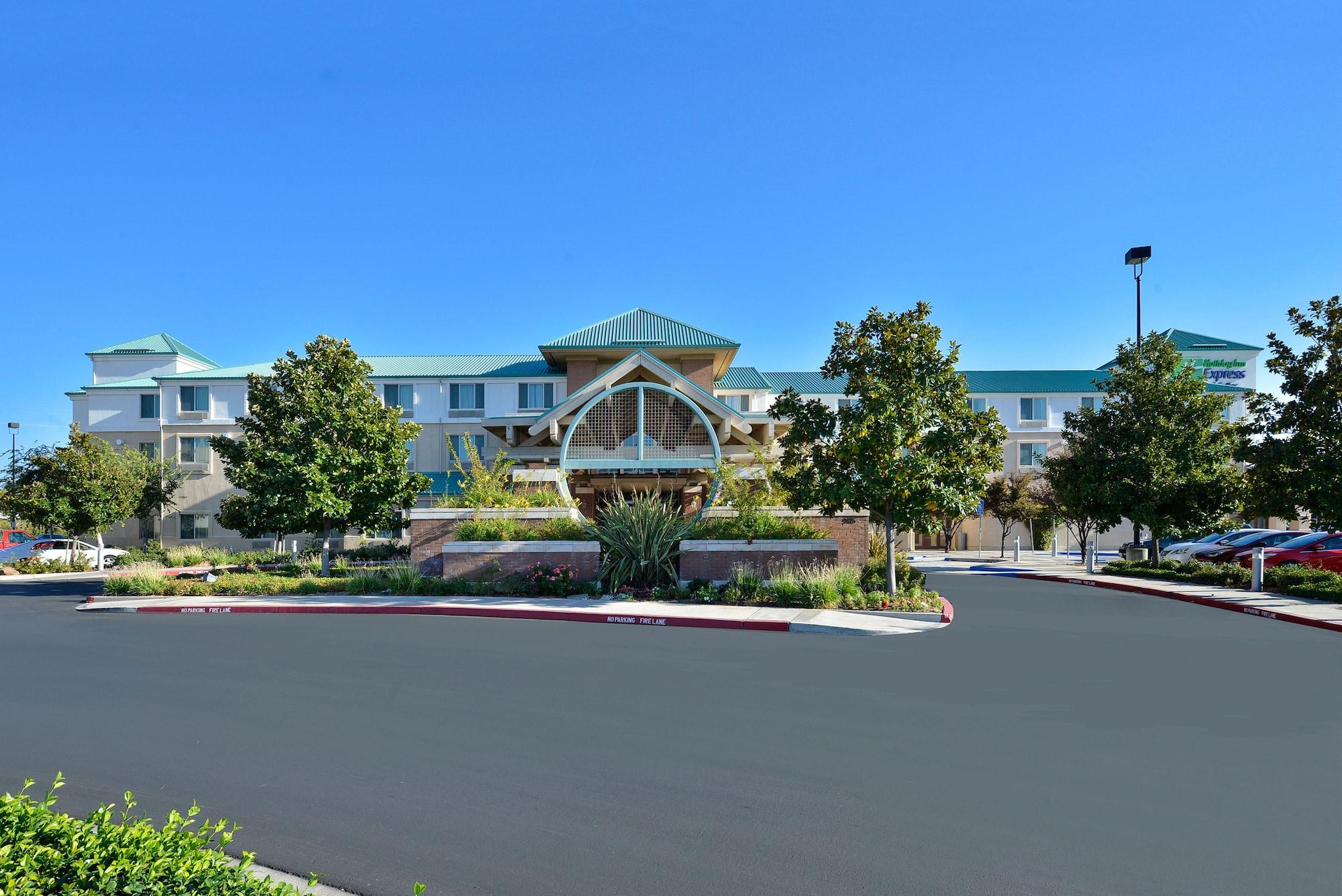Vista Exterior Holiday Inn Express & Suites Elk Grove Central - Hwy 99 by IHG