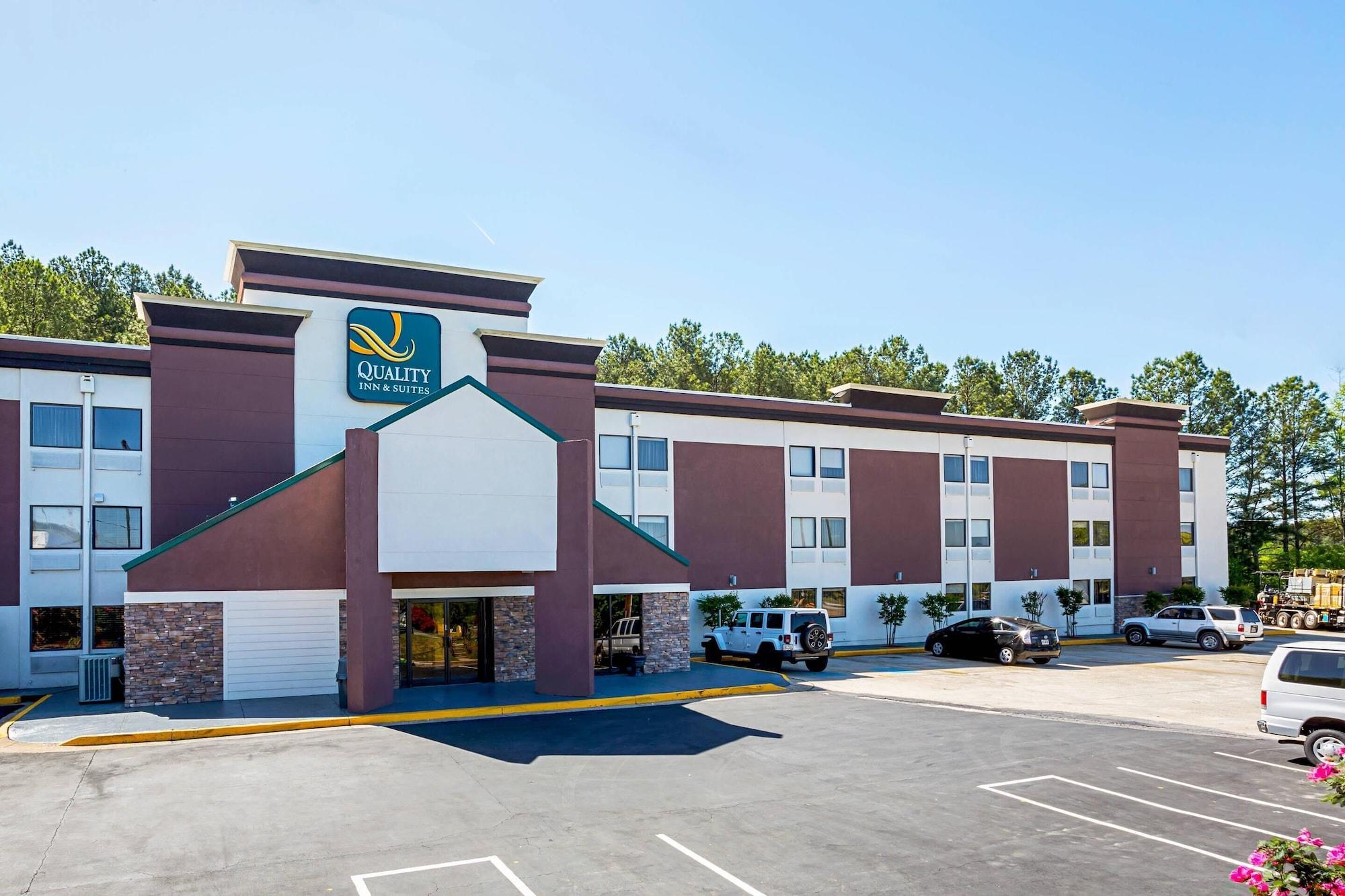Varios Quality Inn & Suites near Six Flags East