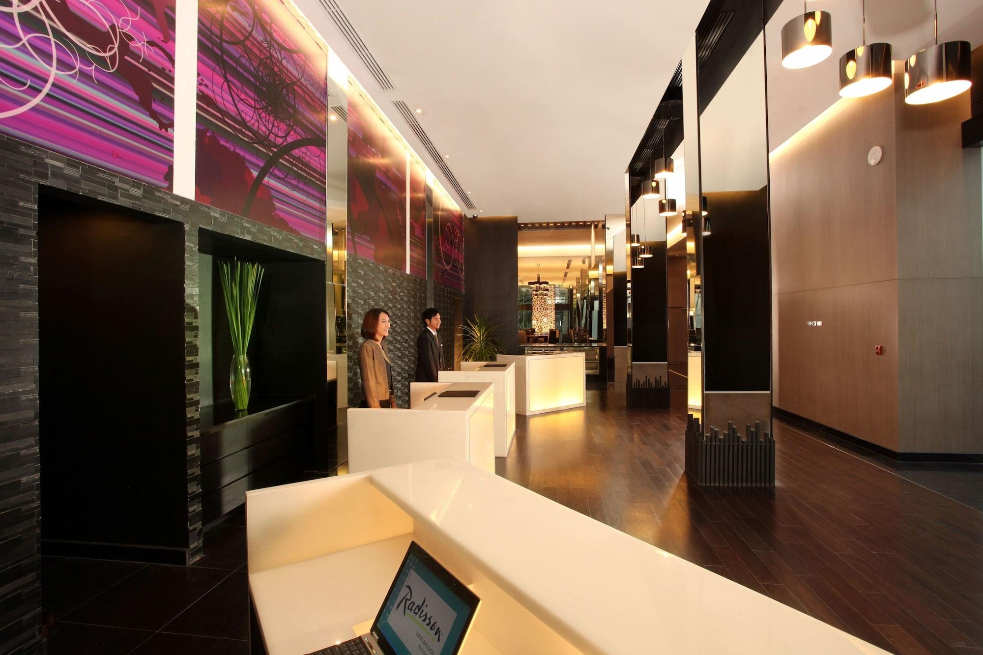 Vista do lobby Radisson Suites Bangkok Sukhumvit