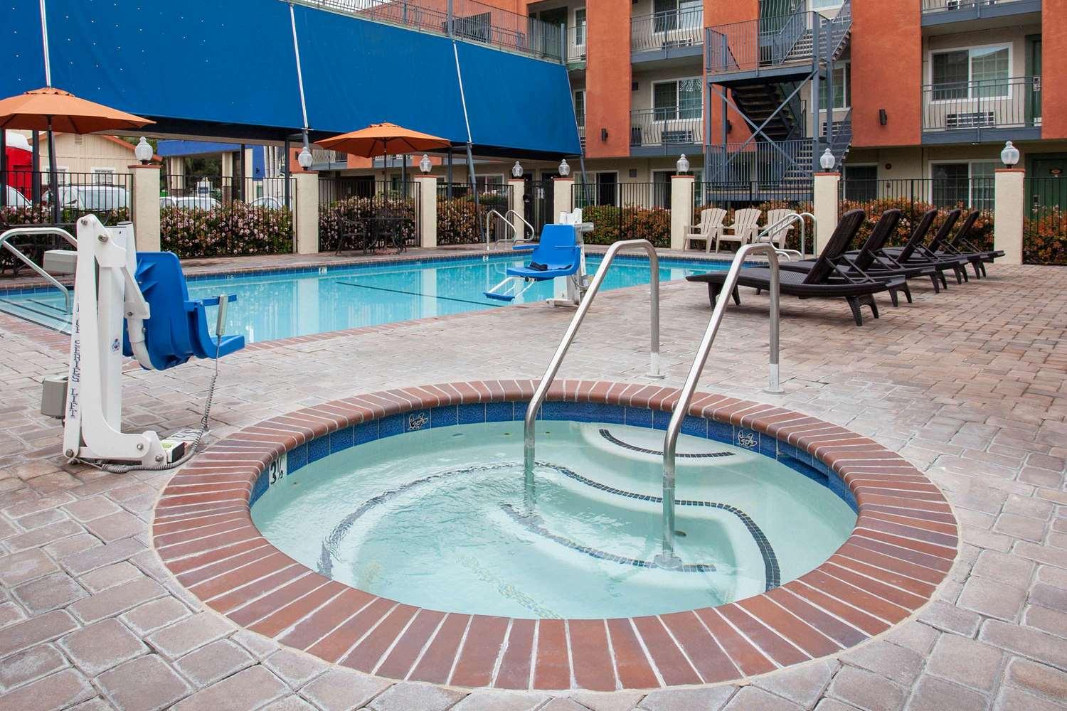 Vista da piscina Travelodge Anaheim Inn and Suite on Disneyland Drive