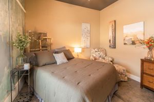 Alquiler Vacacional - Historic Hotel Antler Loft Apartment - 1 BD/1BA - Fully Furnished!