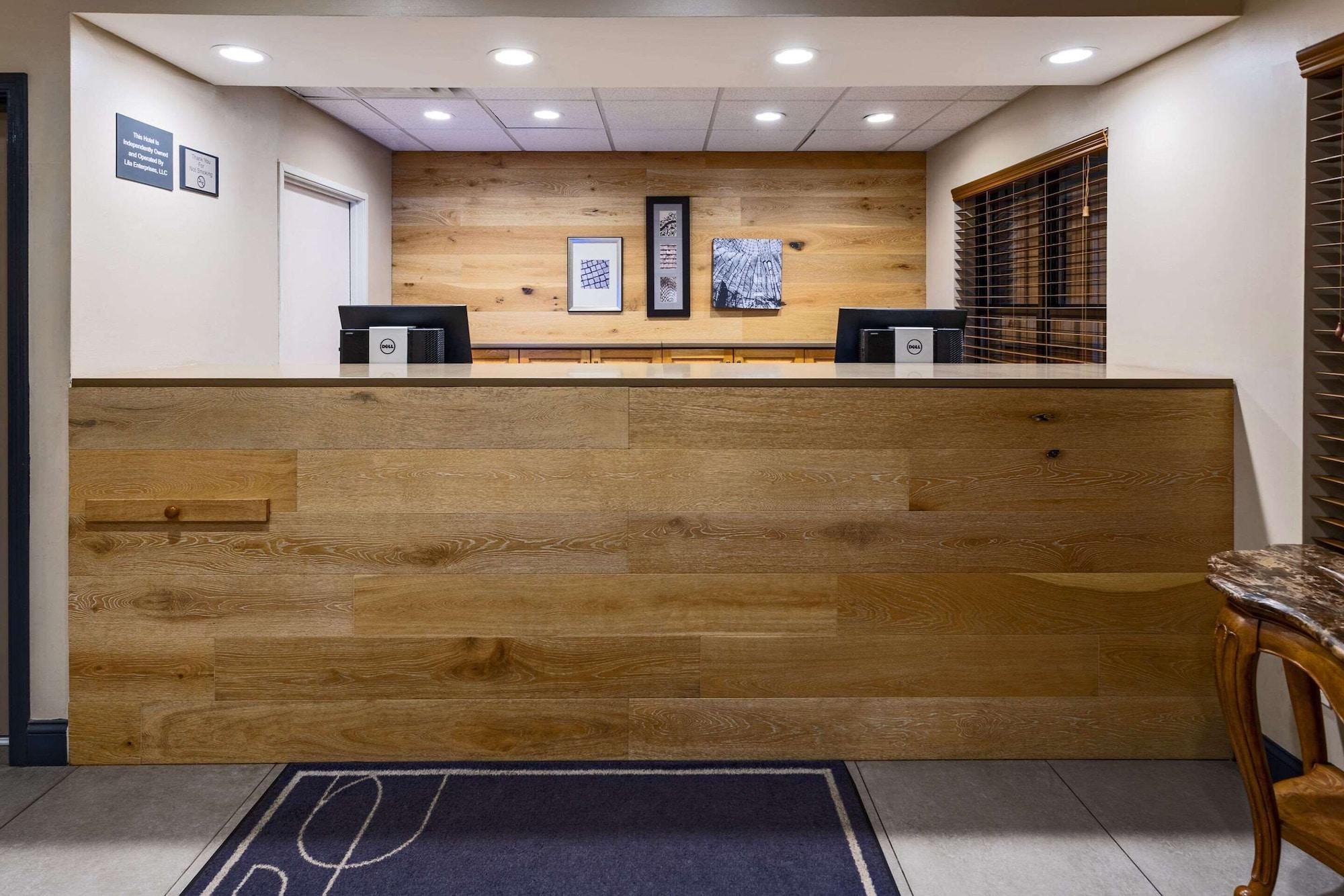 Vista Lobby Country Inn & Suites by Radisson, Salisbury, MD