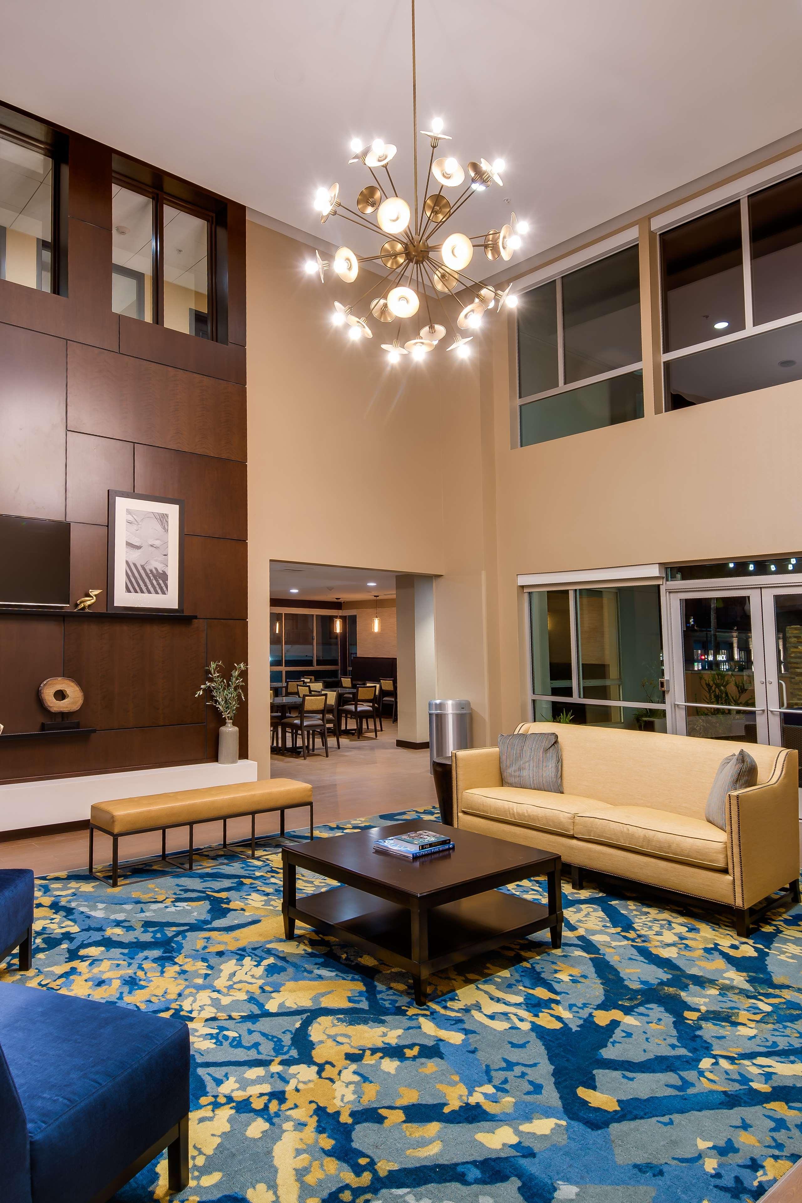 Vista Lobby Hampton Inn & Suites Los Angeles - Glendale