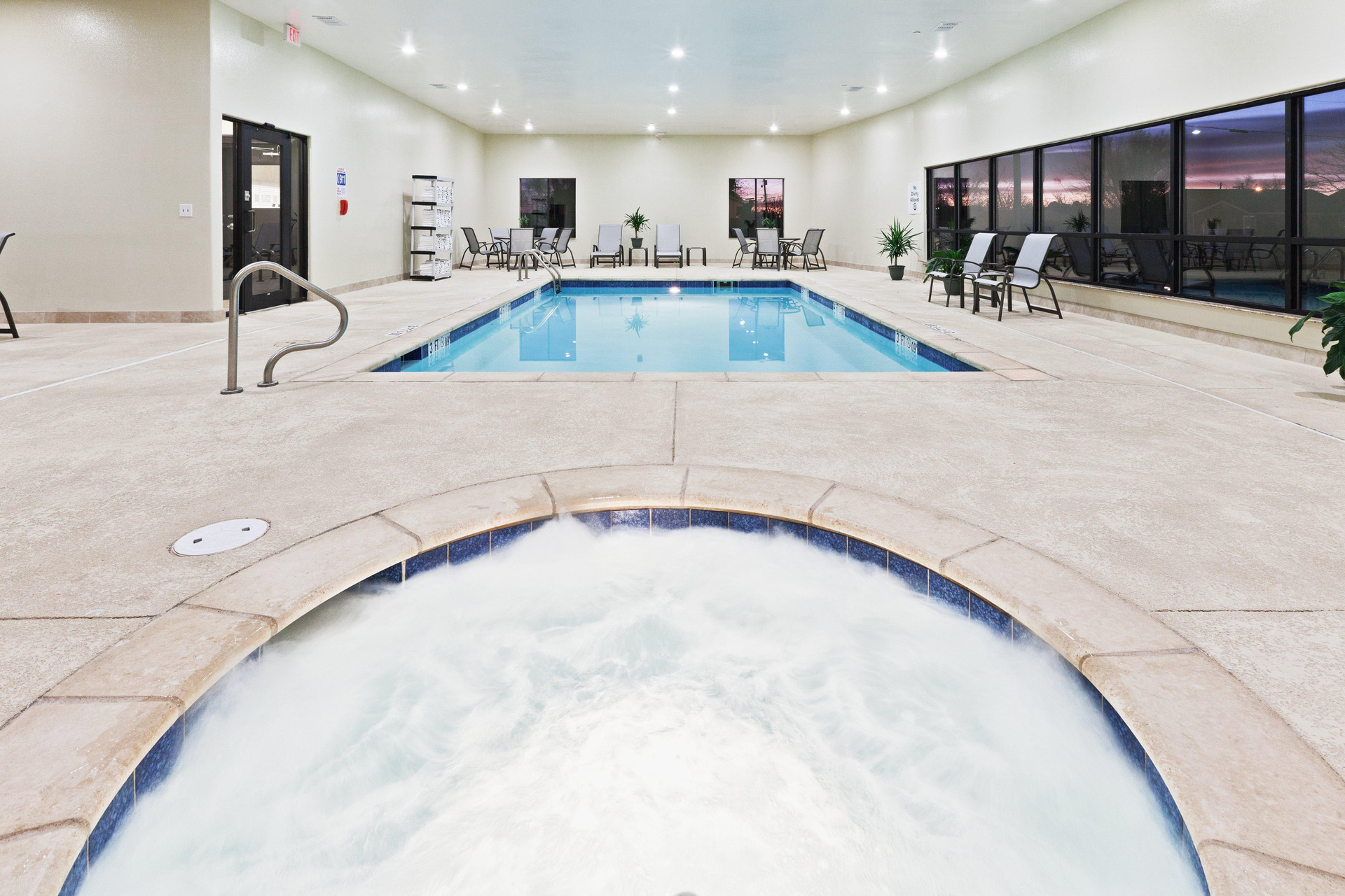 Vista Piscina Holiday Inn Express Hotel & Suites Brownfield by IHG