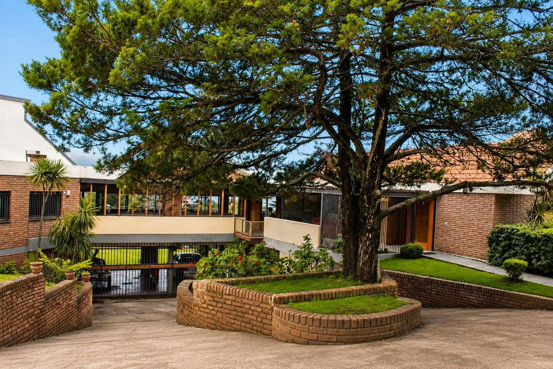 Casa con pileta climatizada y vista al lago en Carlos Paz
