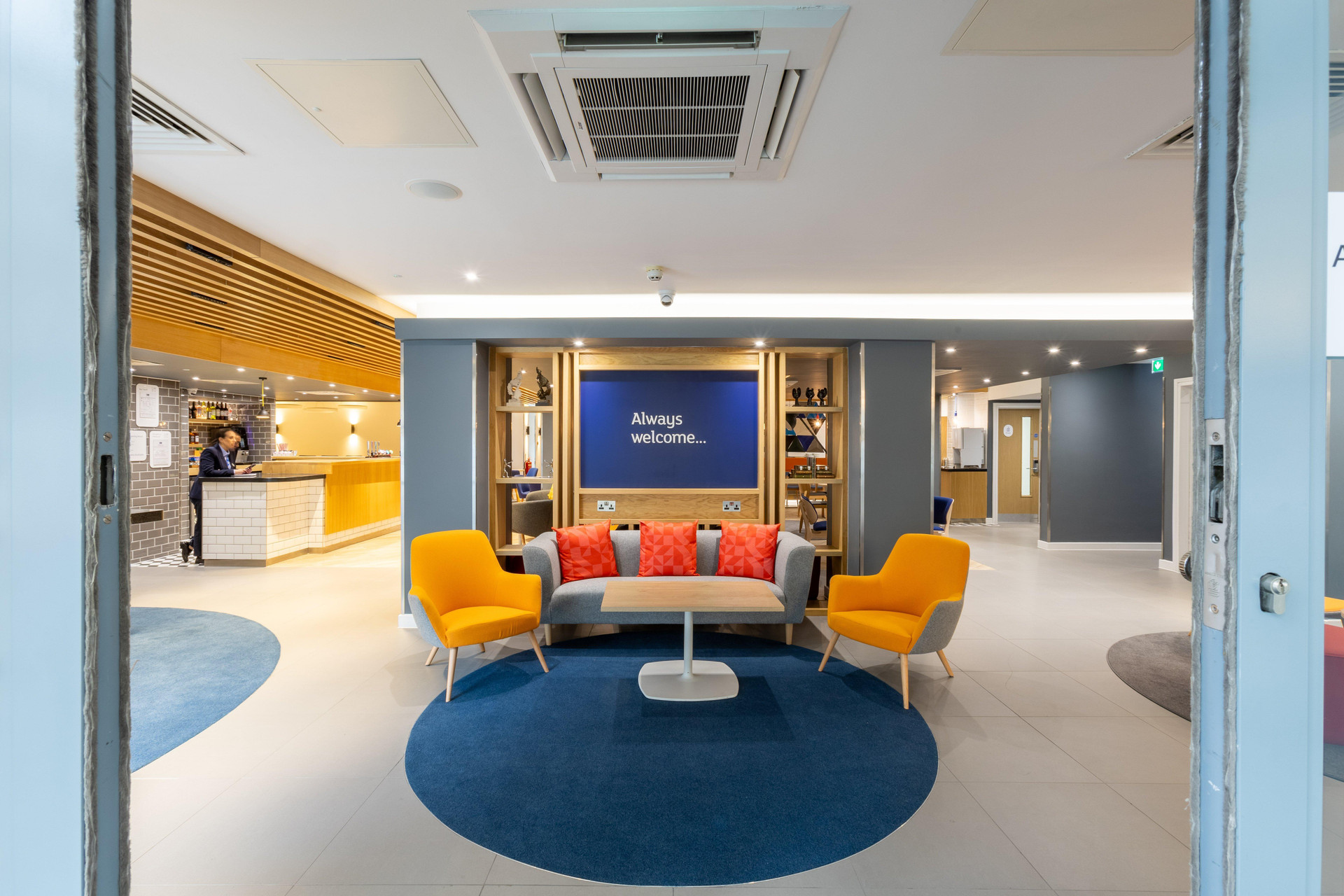 Vista Lobby Holiday Inn Express London Croydon by IHG