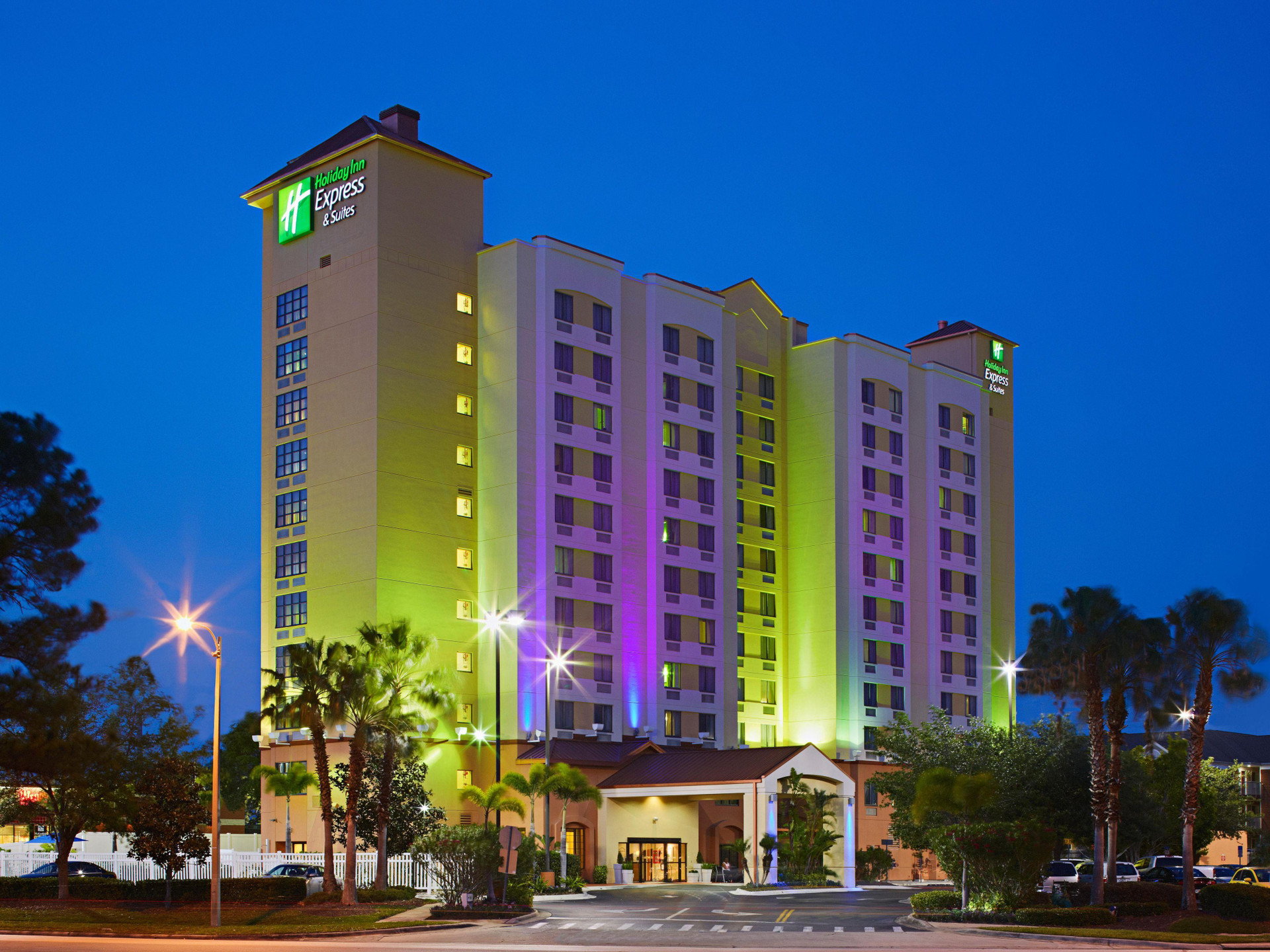 Vista Exterior Holiday Inn & Suites Across From Universal Orlando by IHG