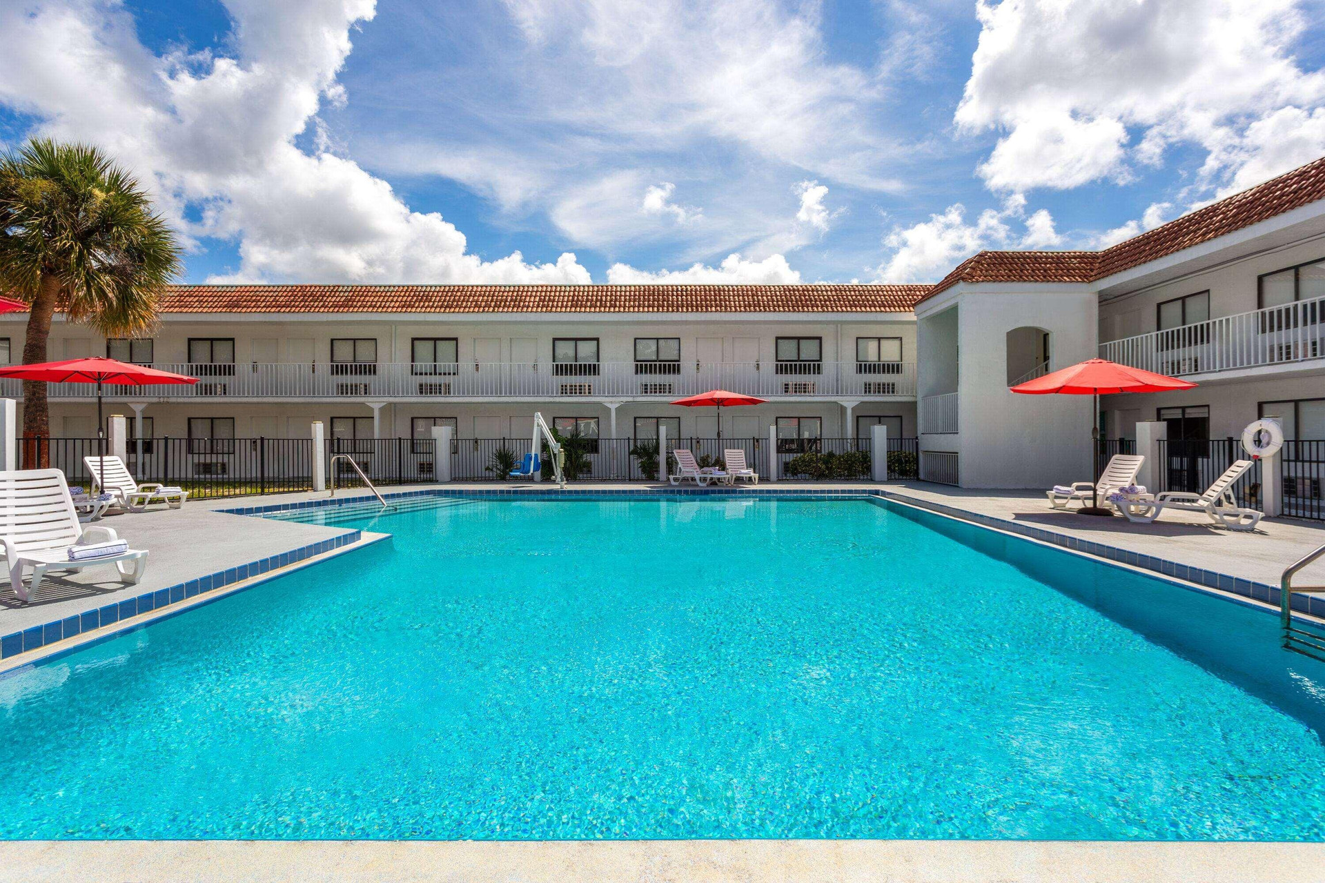 Vista Piscina Travelodge by Wyndham Orlando Lake Buena Vista South