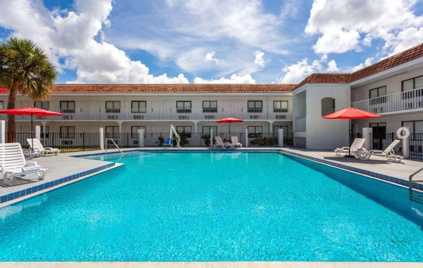 Travelodge by Wyndham Orlando Lake Buena Vista South