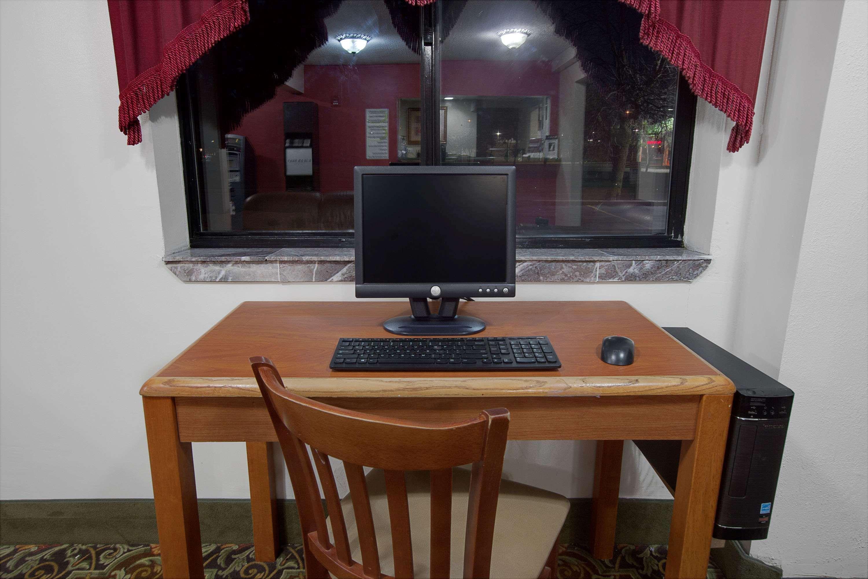 Vista Exterior Super 8 by Wyndham Crystal Lake