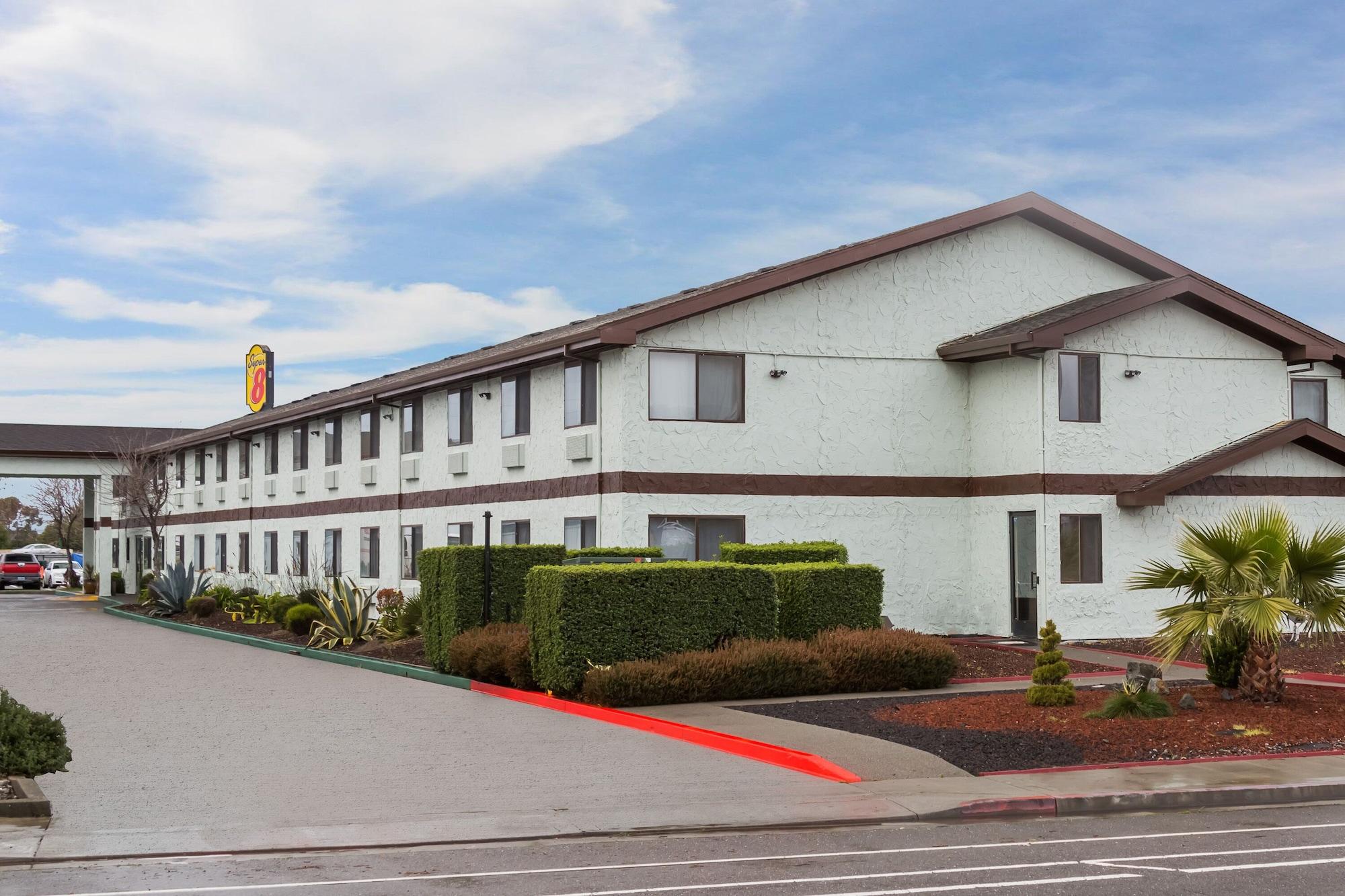 Vista Exterior Super 8 by Wyndham Arcata