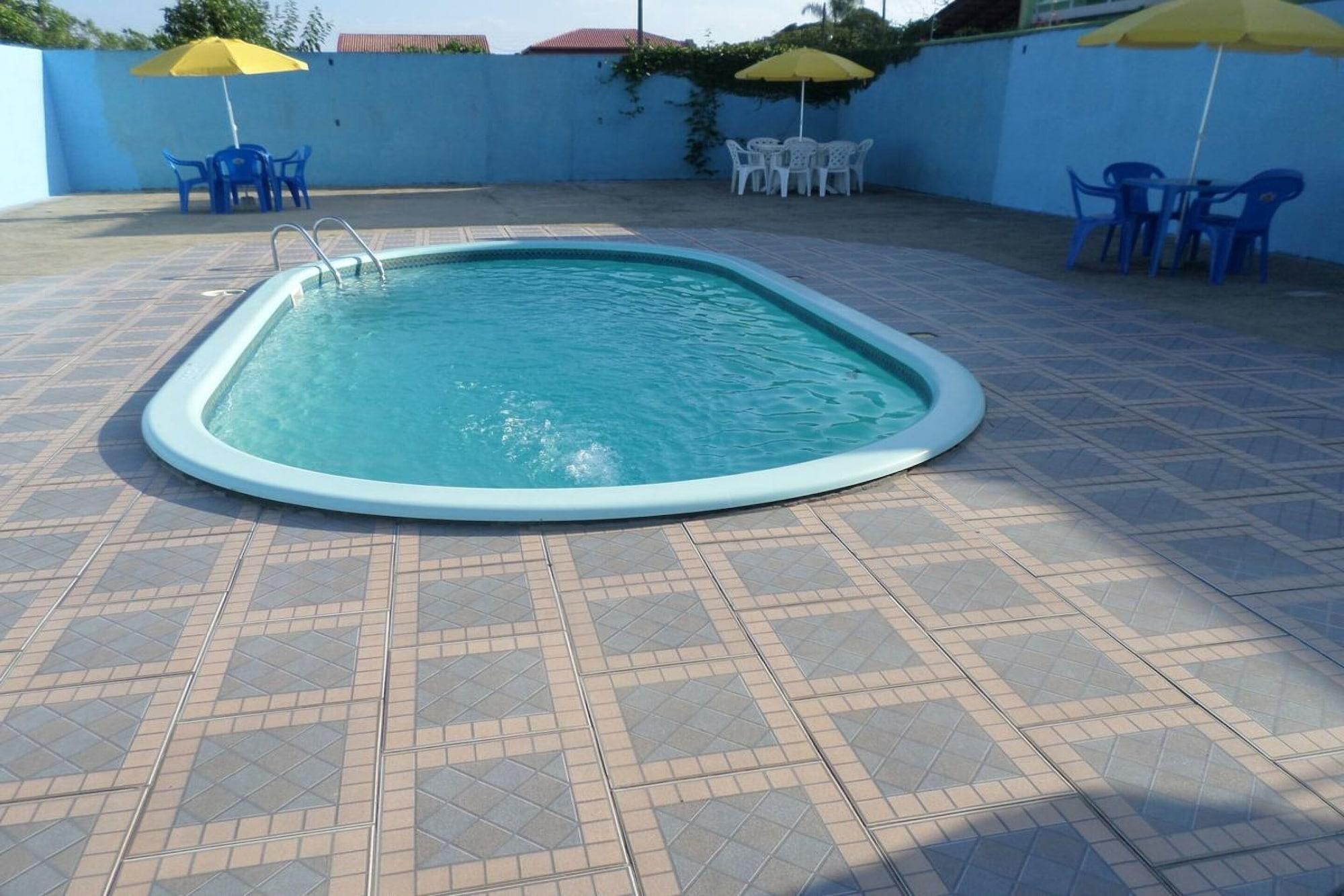 Vista Piscina OYO Hotel Rainha