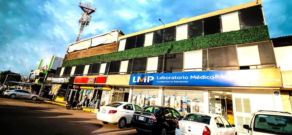 Vista Exterior Suites Plaza Acequia