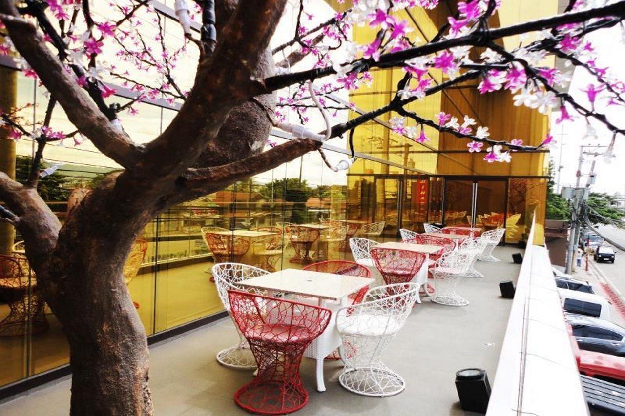 Varios Goldberry Suites and Hotel Mactan
