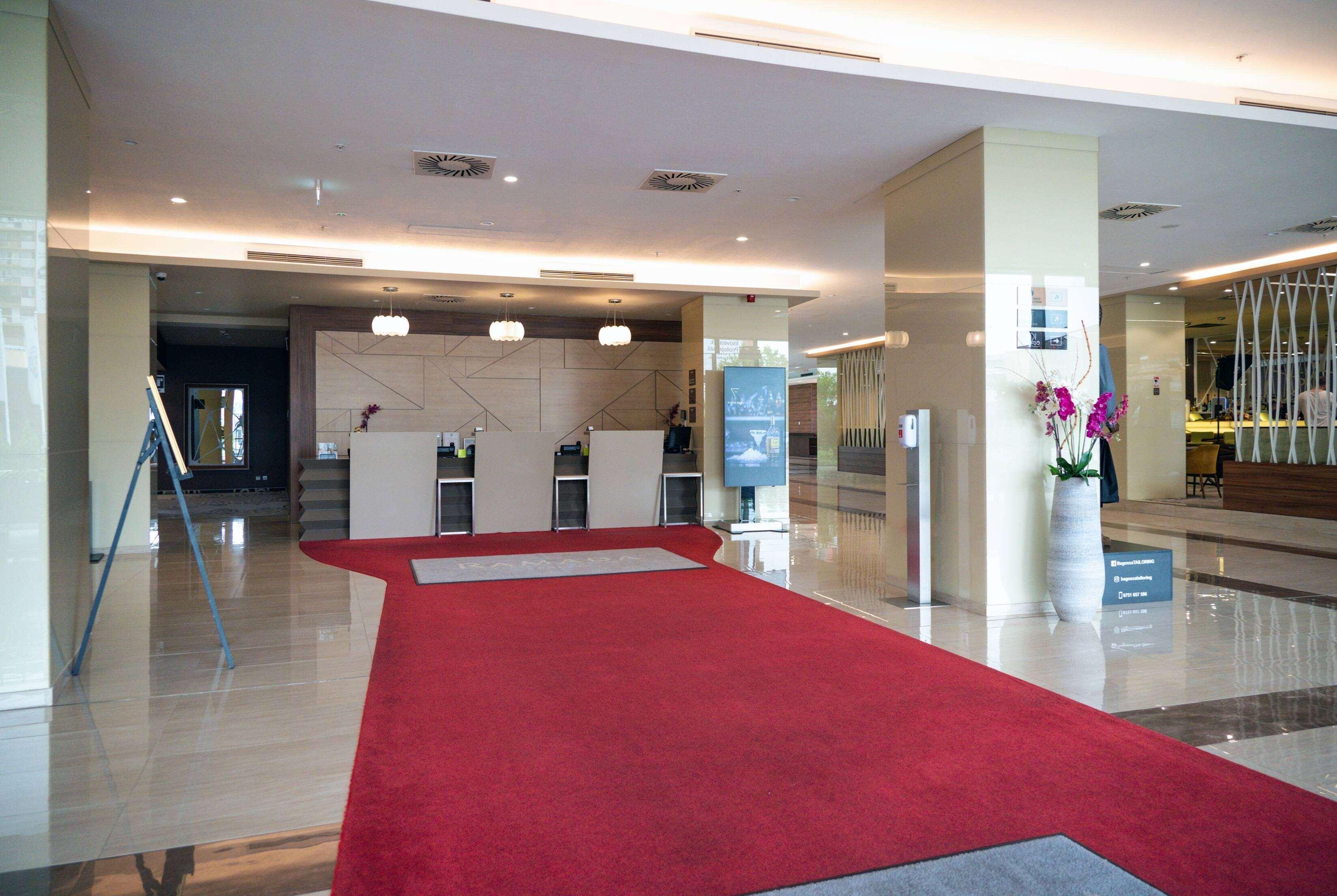 Vista Lobby Ramada Plaza by Wyndham Craiova
