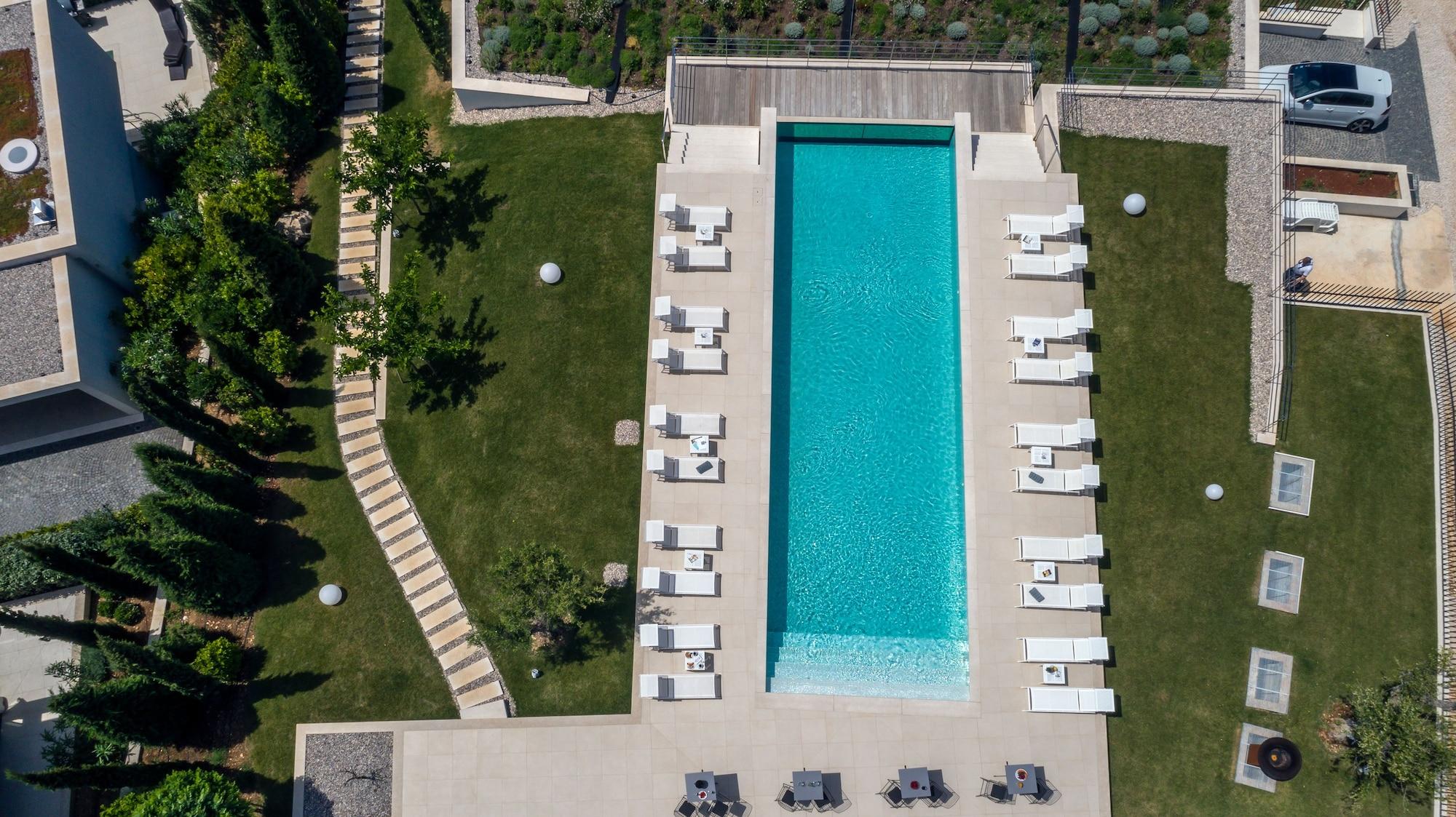 Vista Exterior Golden Rays Luxury Villas