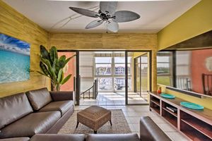 Alquiler Vacacional - Relaxing Waterfront 2-story Retreat w/ Pool Access