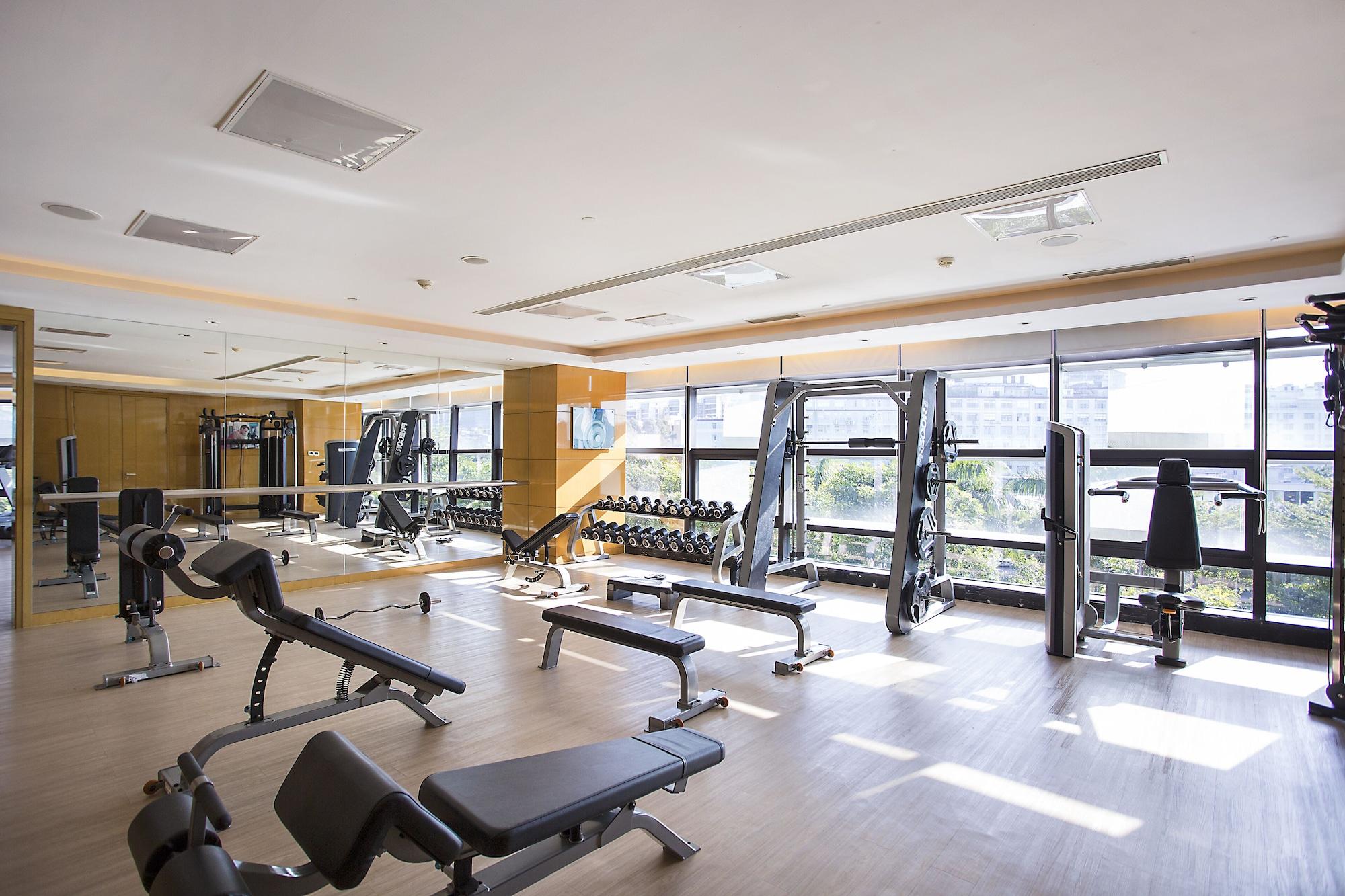 Gimnasio Hilton Guanghzou Baiyun, Chinese name - 广州万富希尔顿酒店