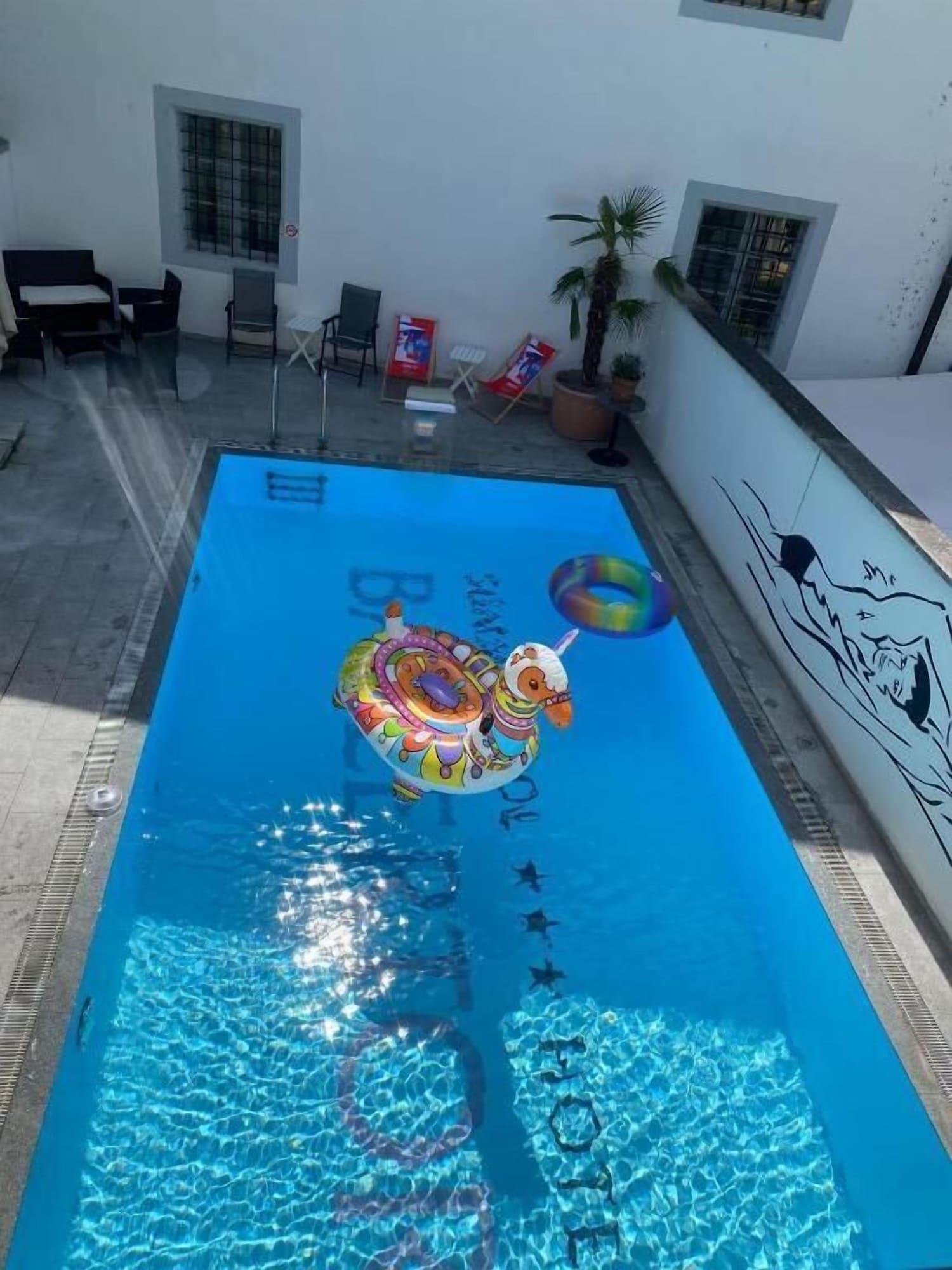 Vista Piscina ROESLI Guest House