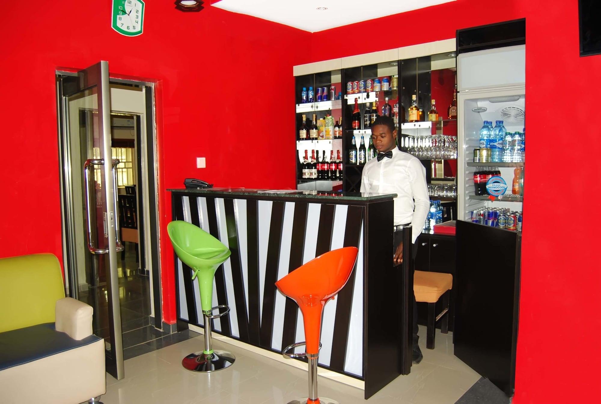 Bar/Salón Kifina Emerald Hotel