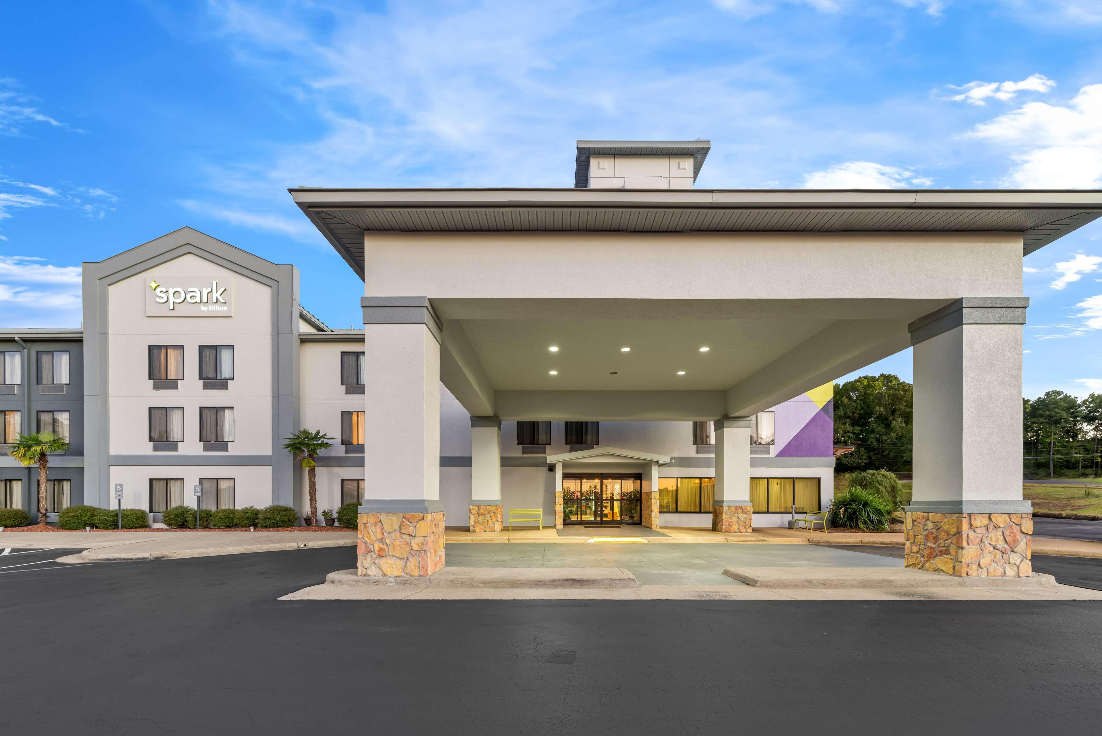 Vista Exterior Spark by Hilton Tuscaloosa University