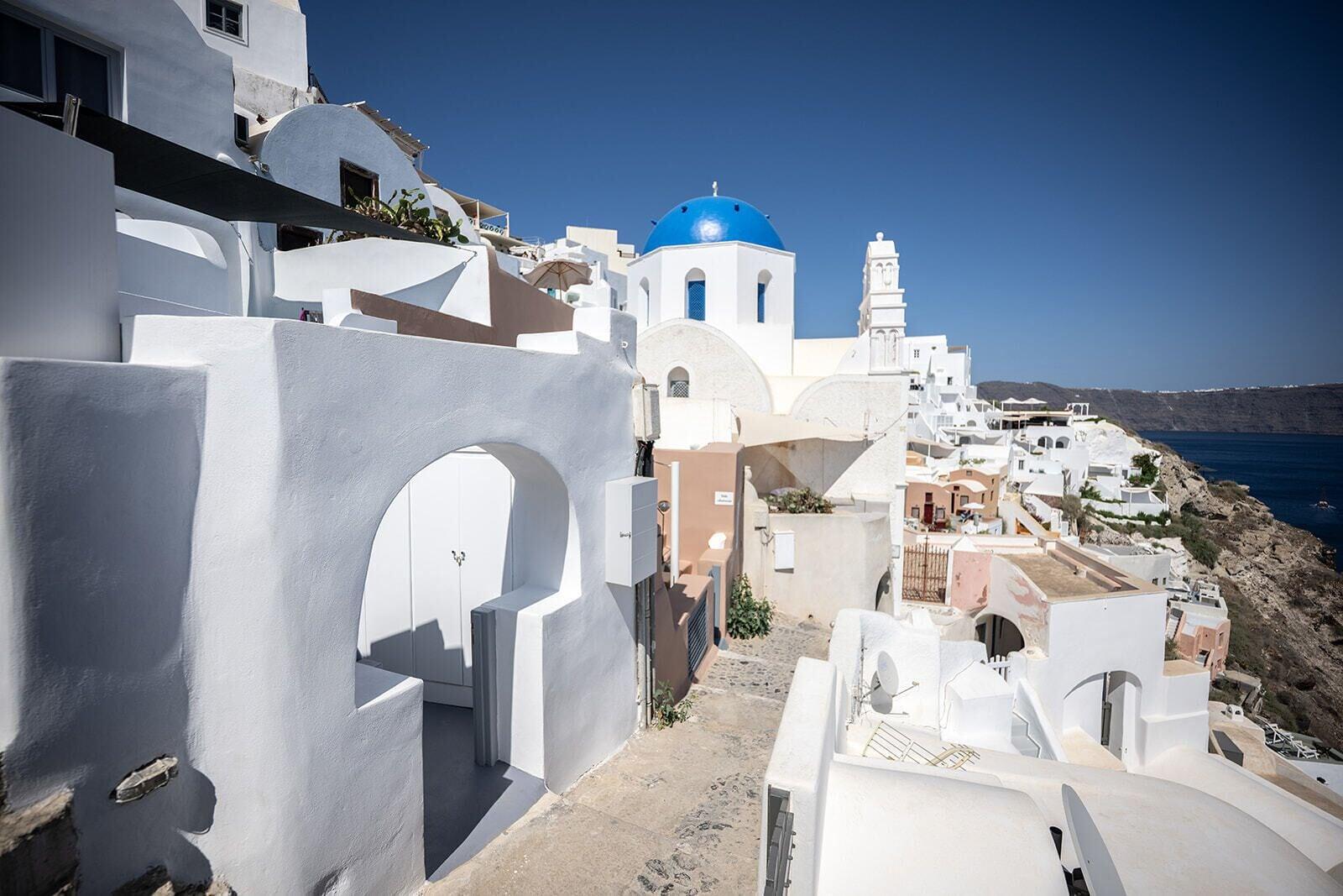 Vista Exterior Three Domes Oia - an Iconic Collection