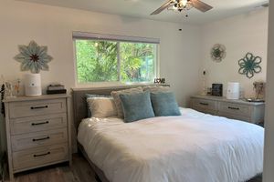 Alquiler Vacacional - FULLY REMODELED 3-bedroom w/ Full Kitchen, AC, WiFi in quiet Carmichael 1/4 acre