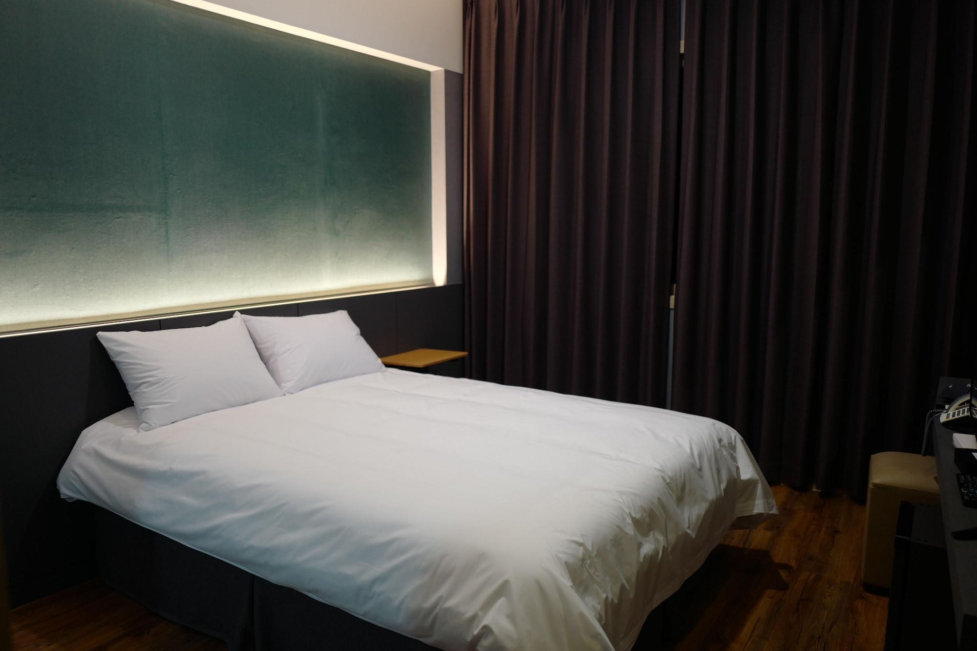 Varios Renaissance Hotel - Hostel