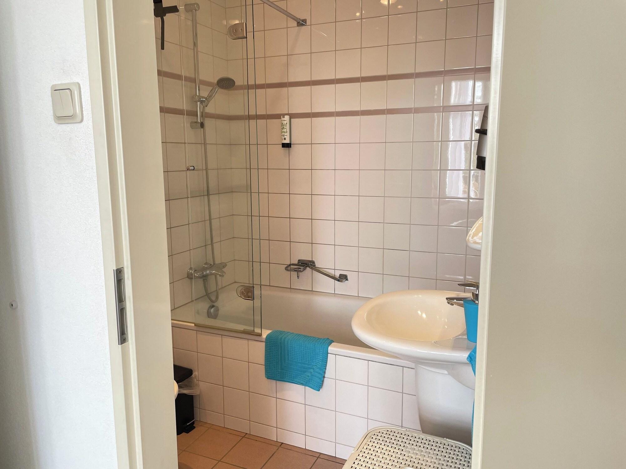 Equipamiento de Habitación Plato by Hofstad Studios