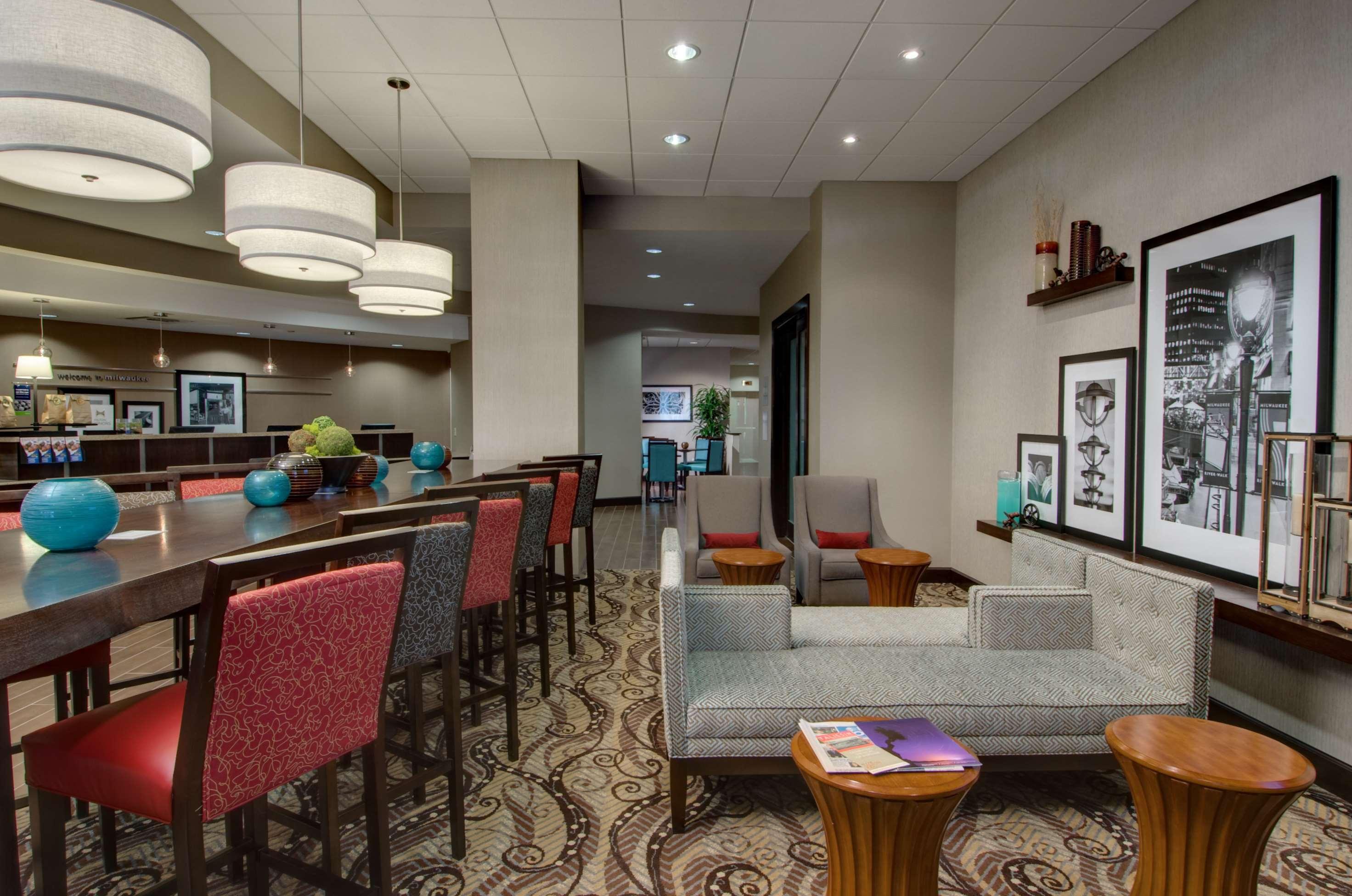 Vista Lobby Hampton Inn & Suites Milwaukee Downtown