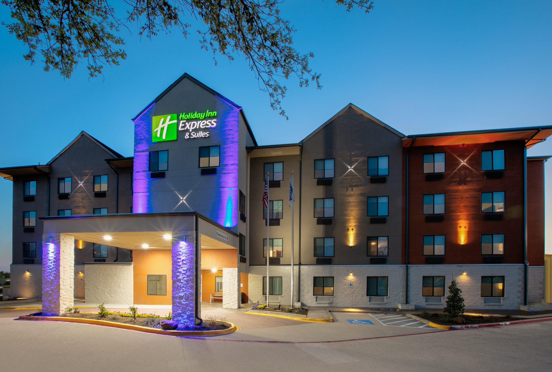 Vista Exterior Holiday Inn Express & Suites Dallas Park Central Northeast by IHG