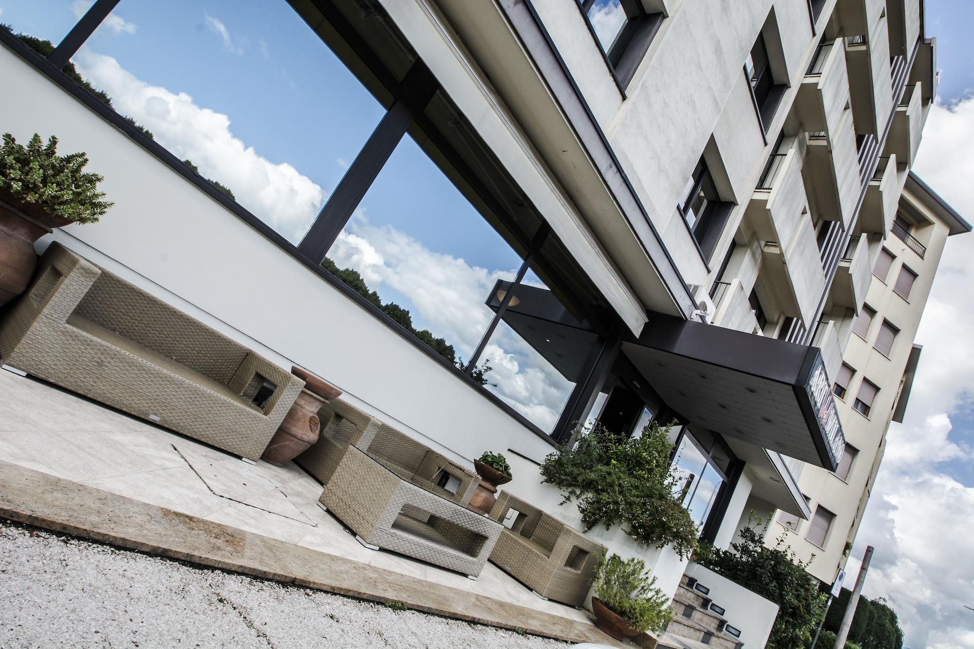 Vista Exterior Art Hotel Milano