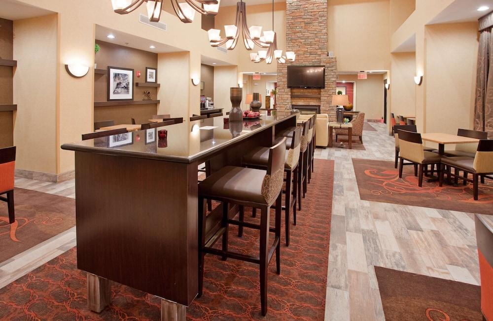 Vista Lobby Hampton Inn & Suites Dickinson