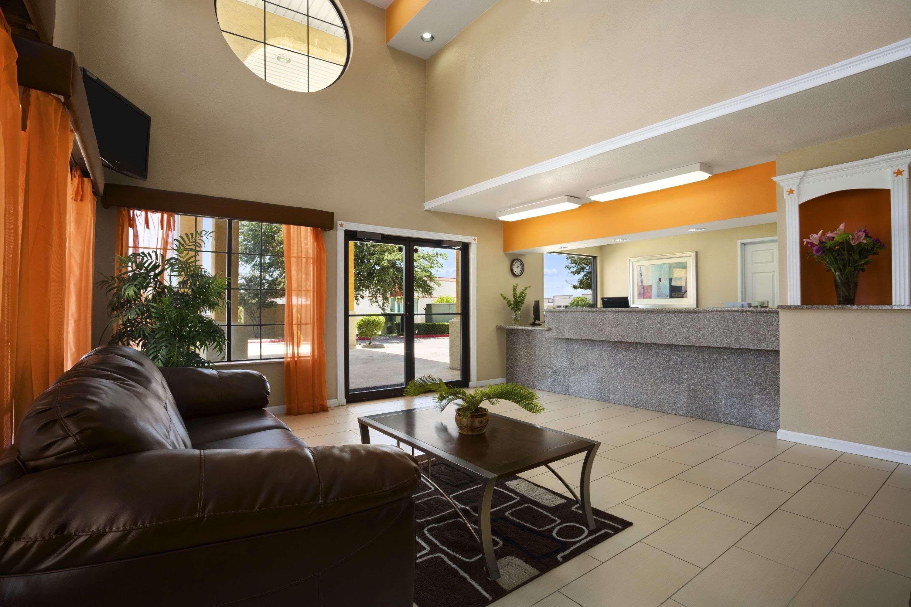 Vista Lobby Super 8 by Wyndham Grand Prairie Southwest
